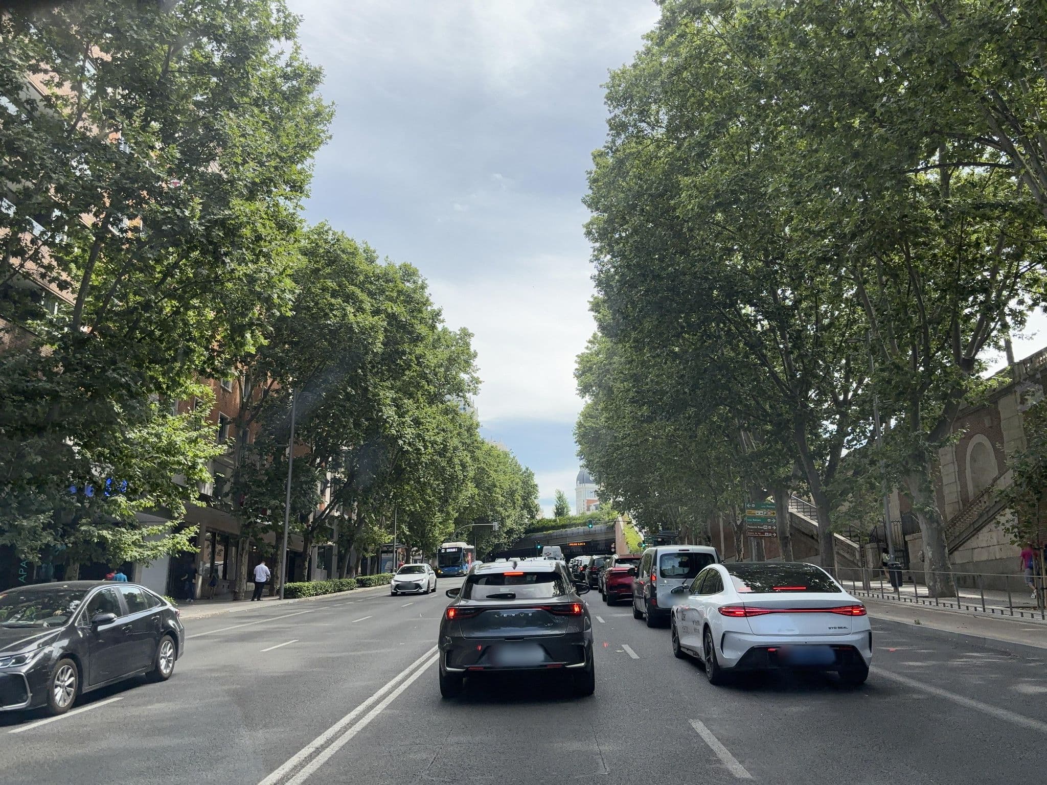 Street view near Jardines de Sabatini, Palacio — © seraq (CC BY-SA · Mapillary)