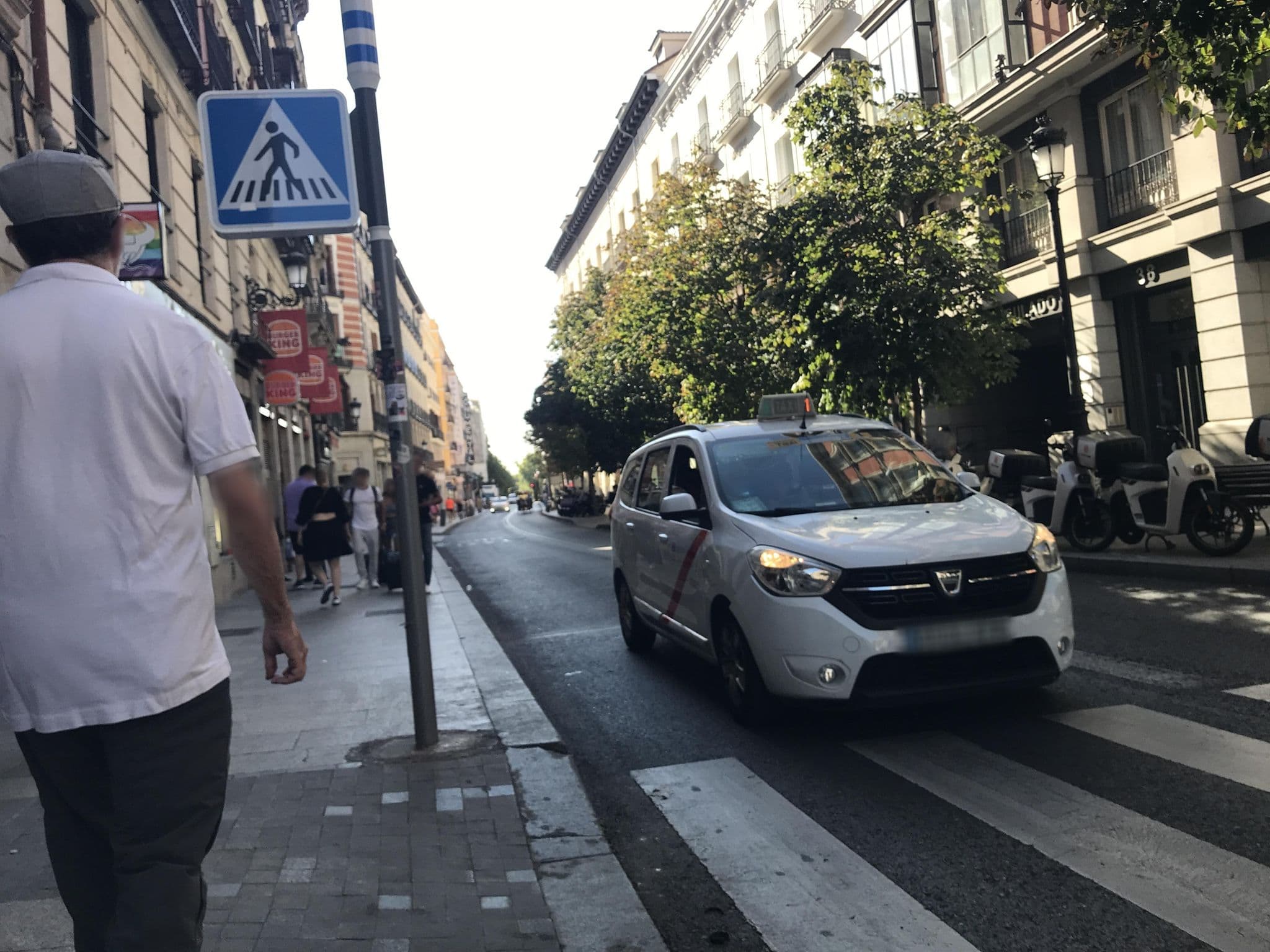Street view near Hostal Díaz, Madrid — © miguel_andrade (CC BY-SA · Mapillary)