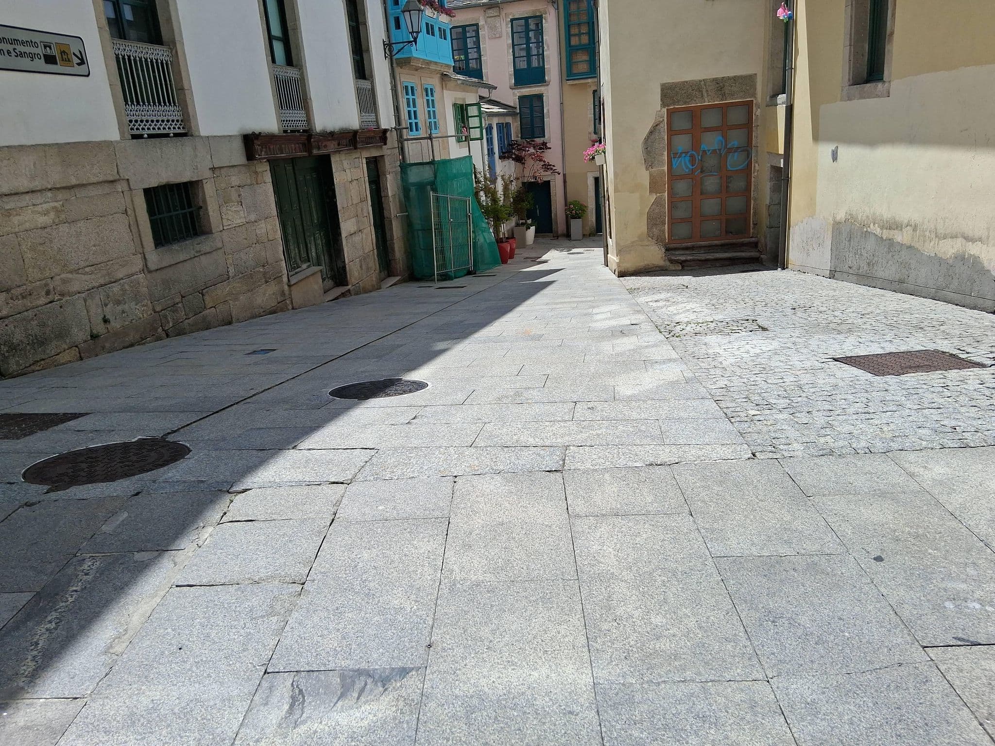 Street view near Hotel Monumento Pazo de Orbán e Sangro, Lugo — © sanjorgepinho (CC BY-SA · Mapillary)