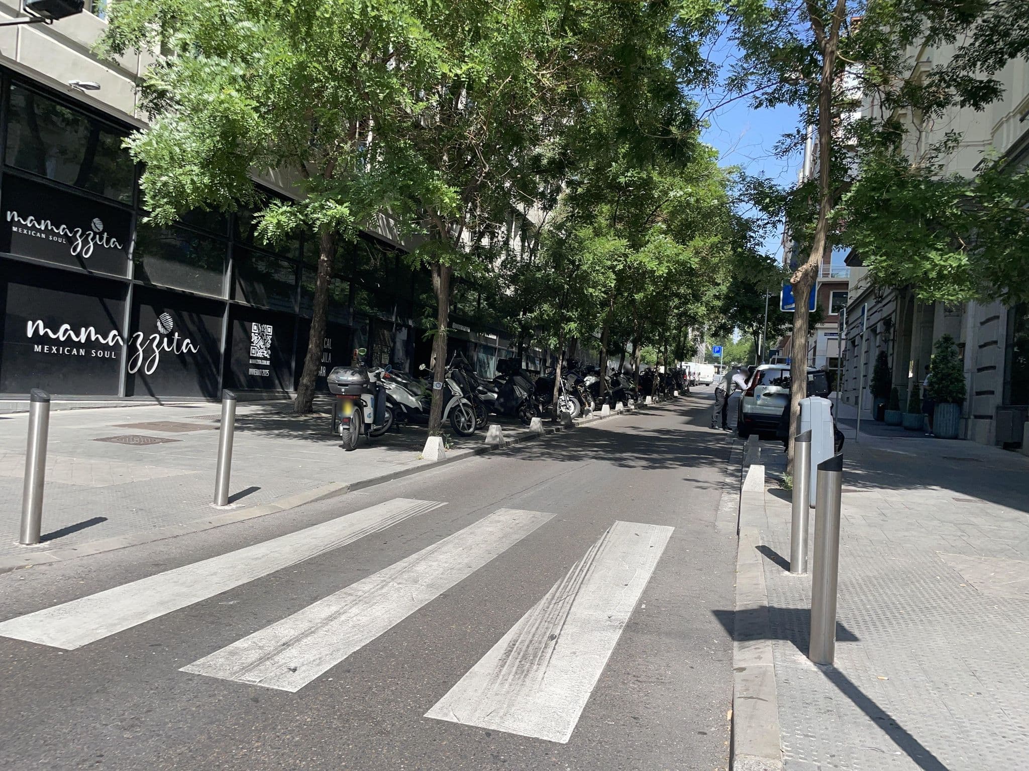 Street view near Gran Meliá Fénix, Recoletos — © seraq (CC BY-SA · Mapillary)