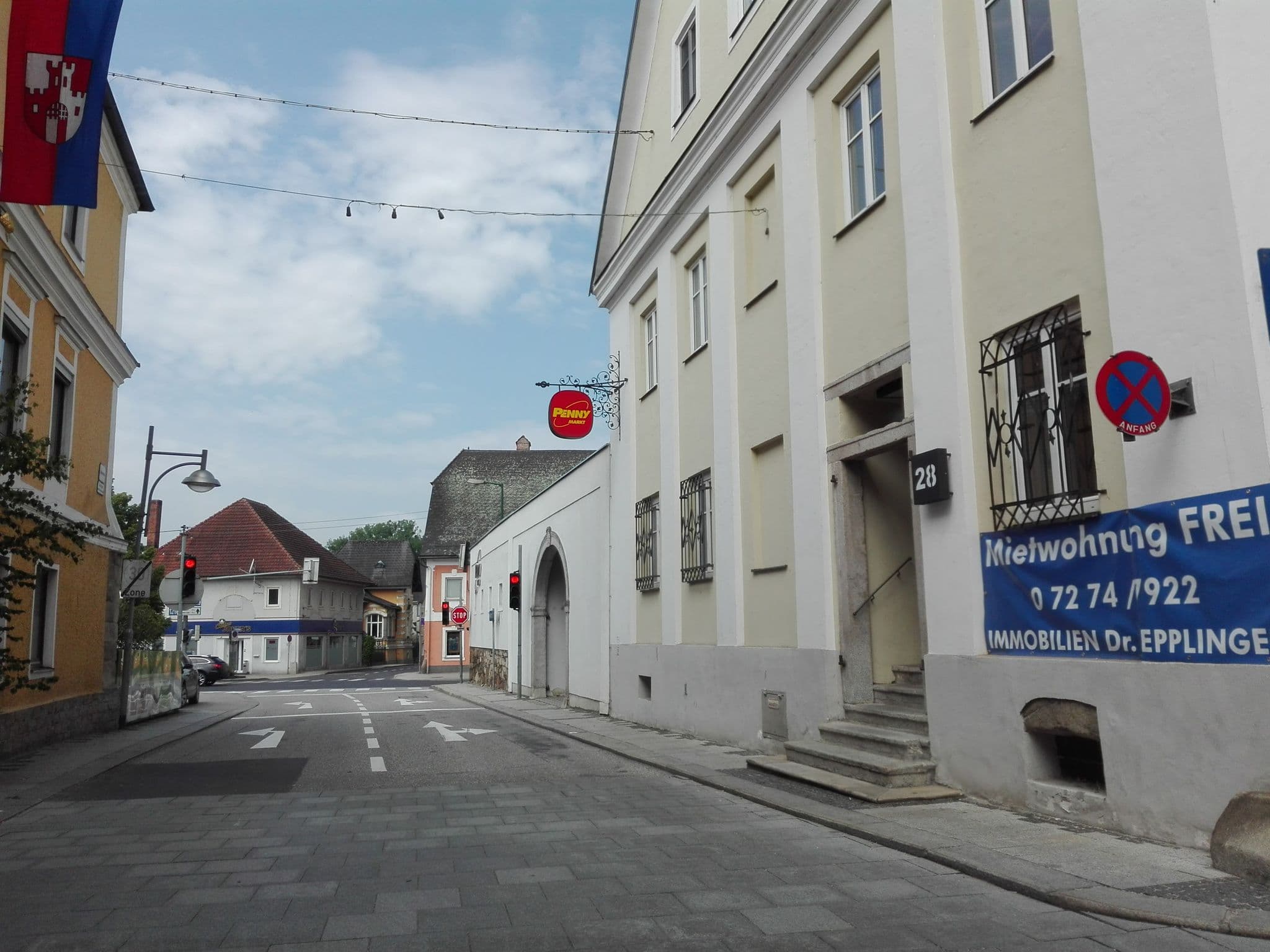 Street view near Pension Zum Goldenen Kreuz, Eferding — © suriv (CC BY-SA · Mapillary)