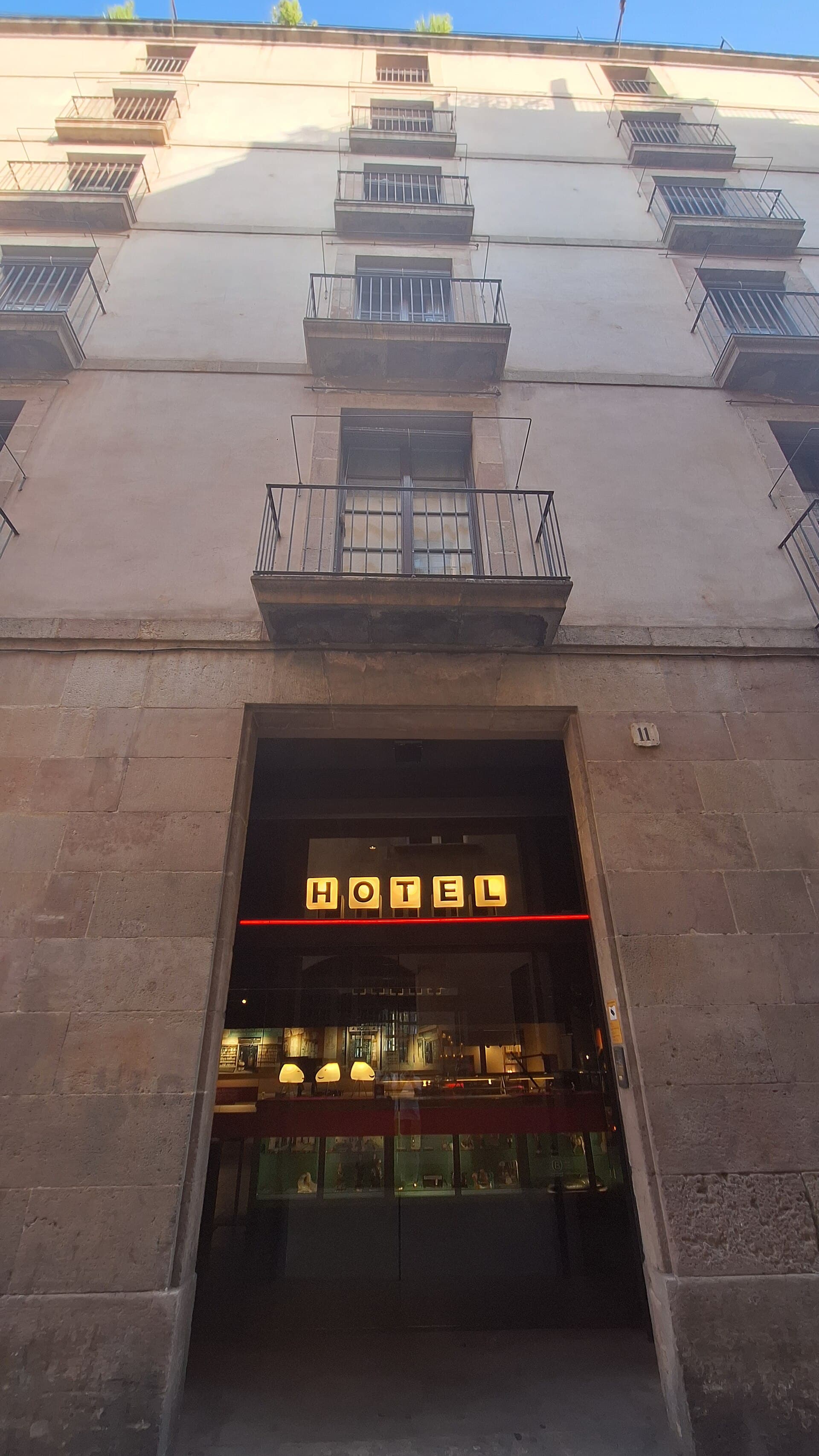 Casa Camper Barcelona (via Wikimedia Commons, CC BY-SA 3.0)