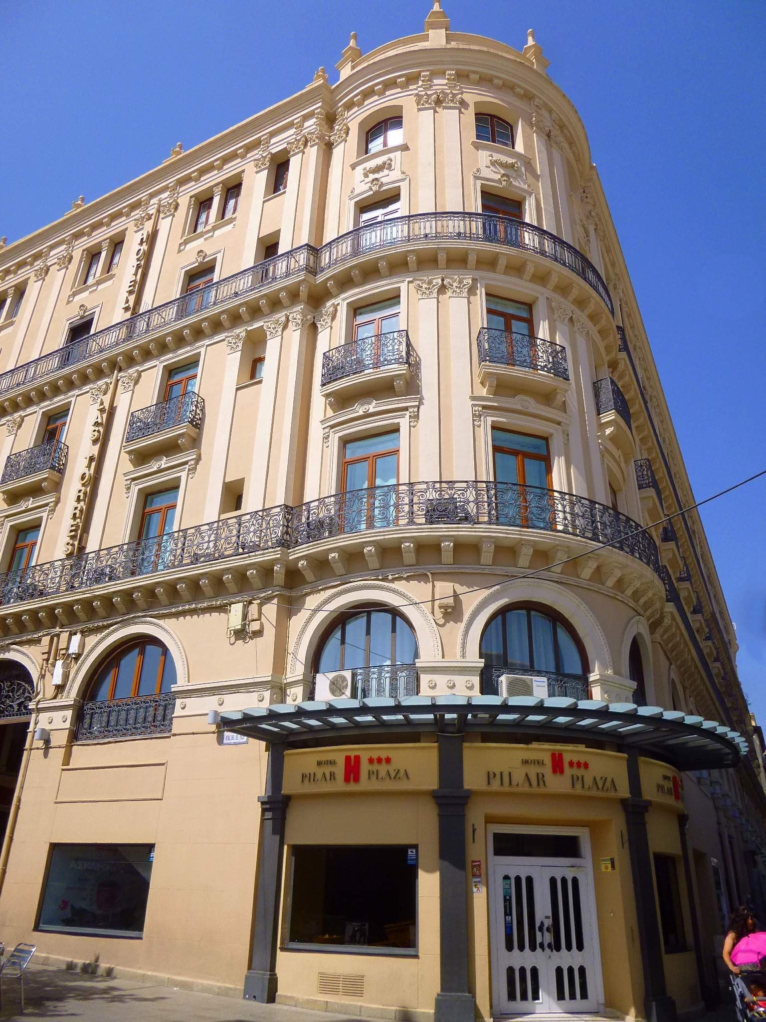 Hotel Pilar Plaza (via Wikimedia Commons, CC0)