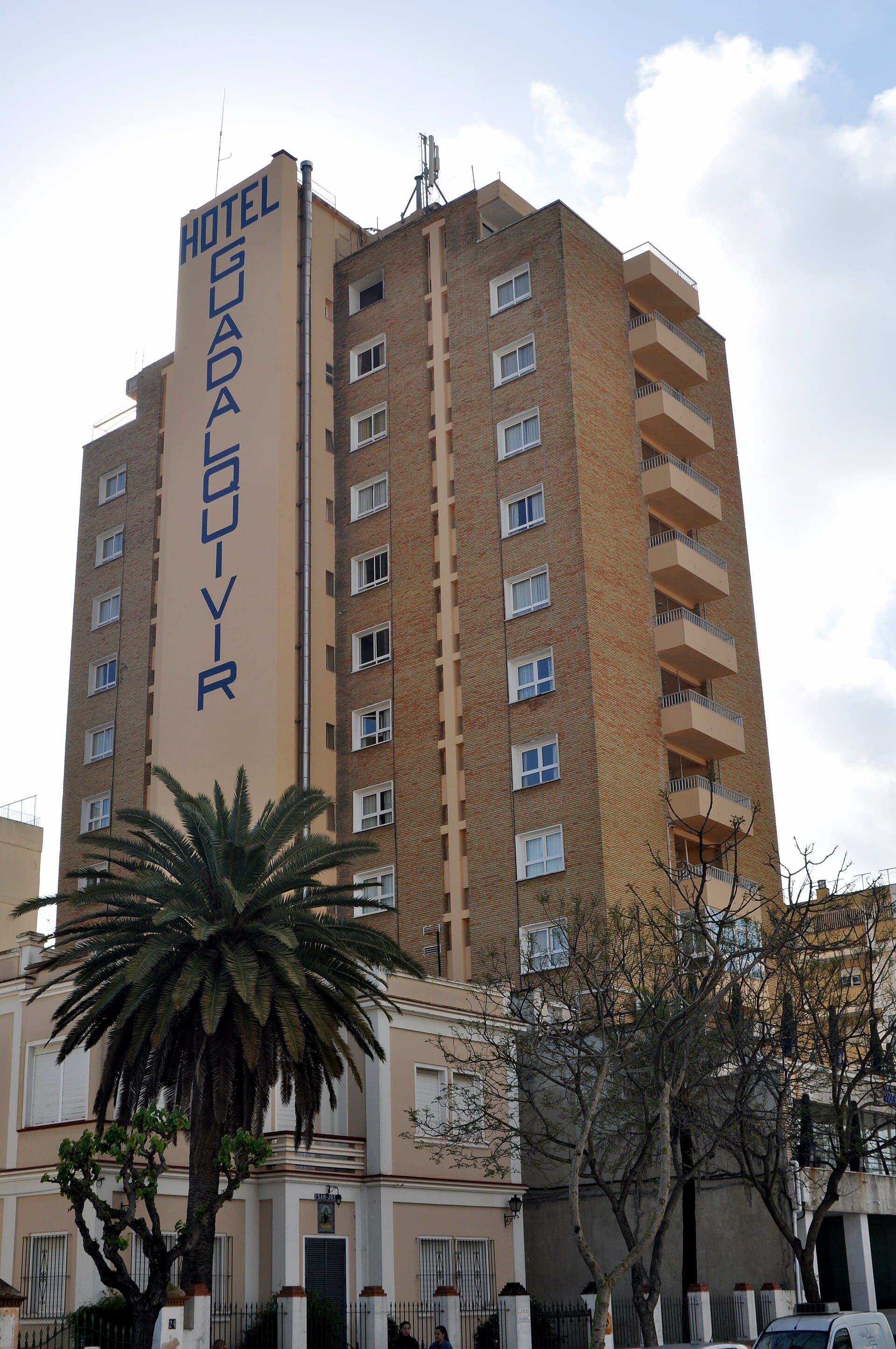 Hotel Guadalquivir (via Wikimedia Commons, CC BY-SA 3.0)