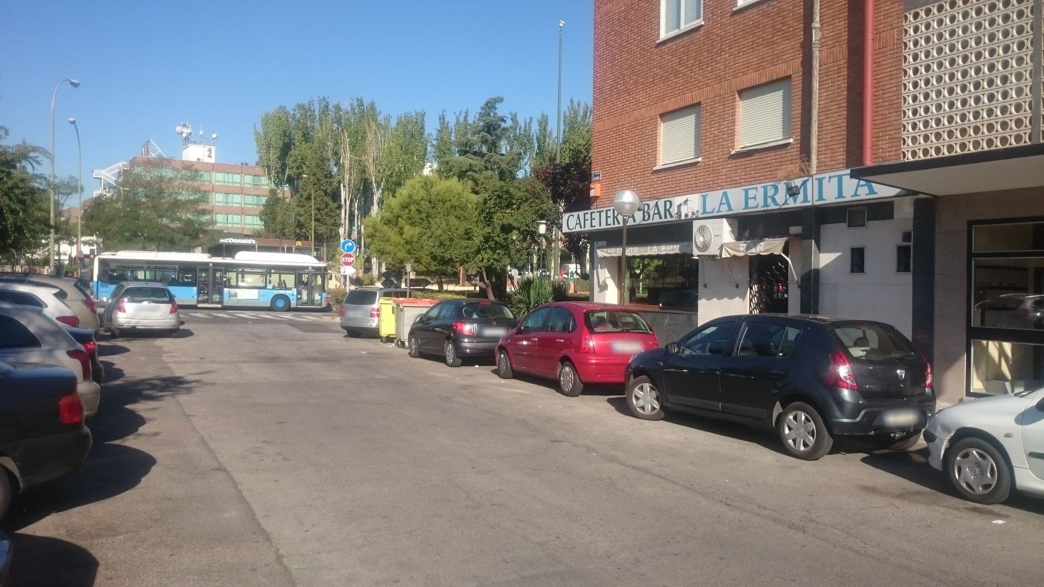 Street view near Hostal Aeropuerto, Barajas de Madrid — © edvac (CC BY-SA · Mapillary)