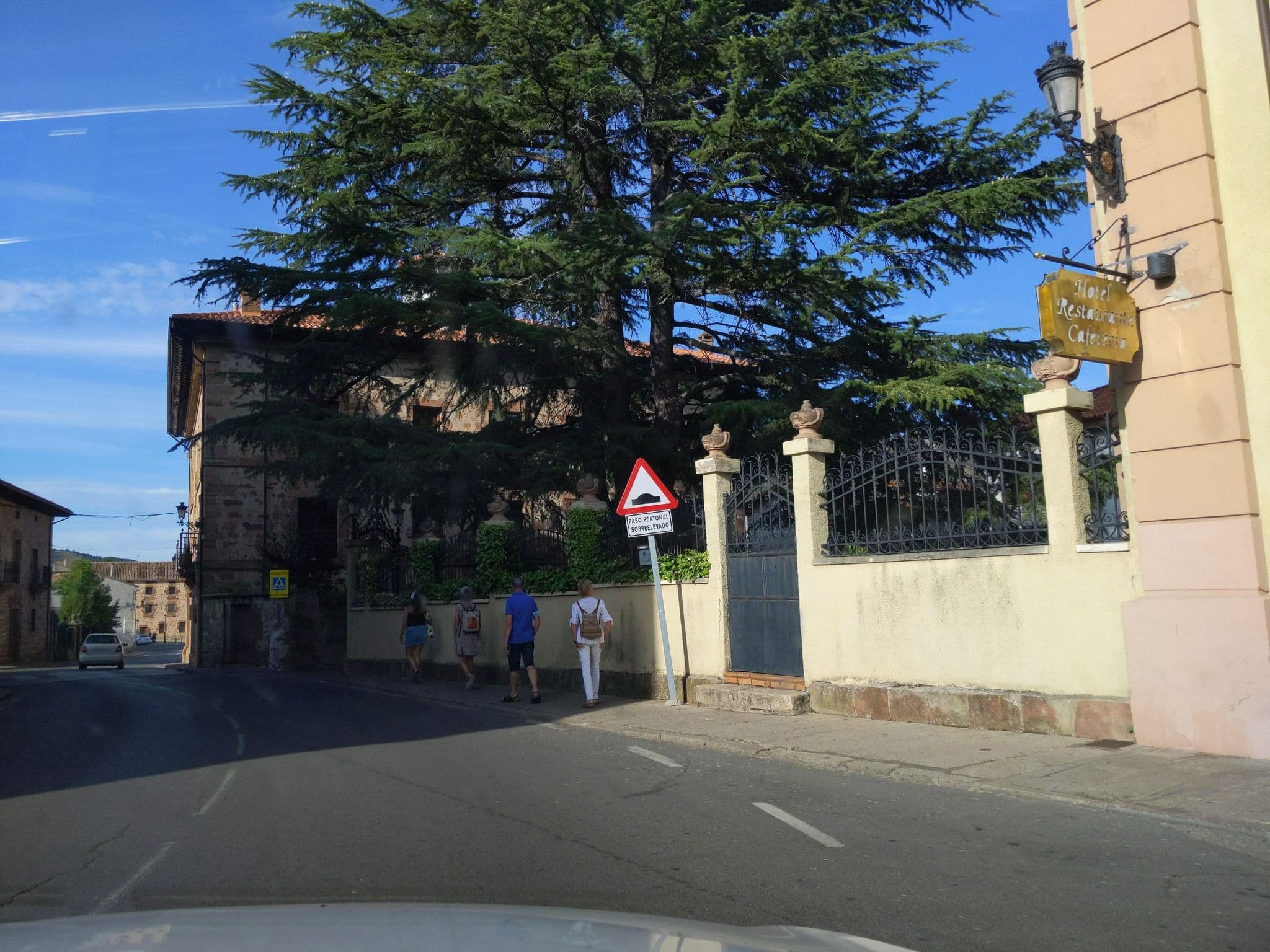 Street view near Palacio Azcárate, Ezcaray — © rubencarbonero (CC BY-SA · Mapillary)