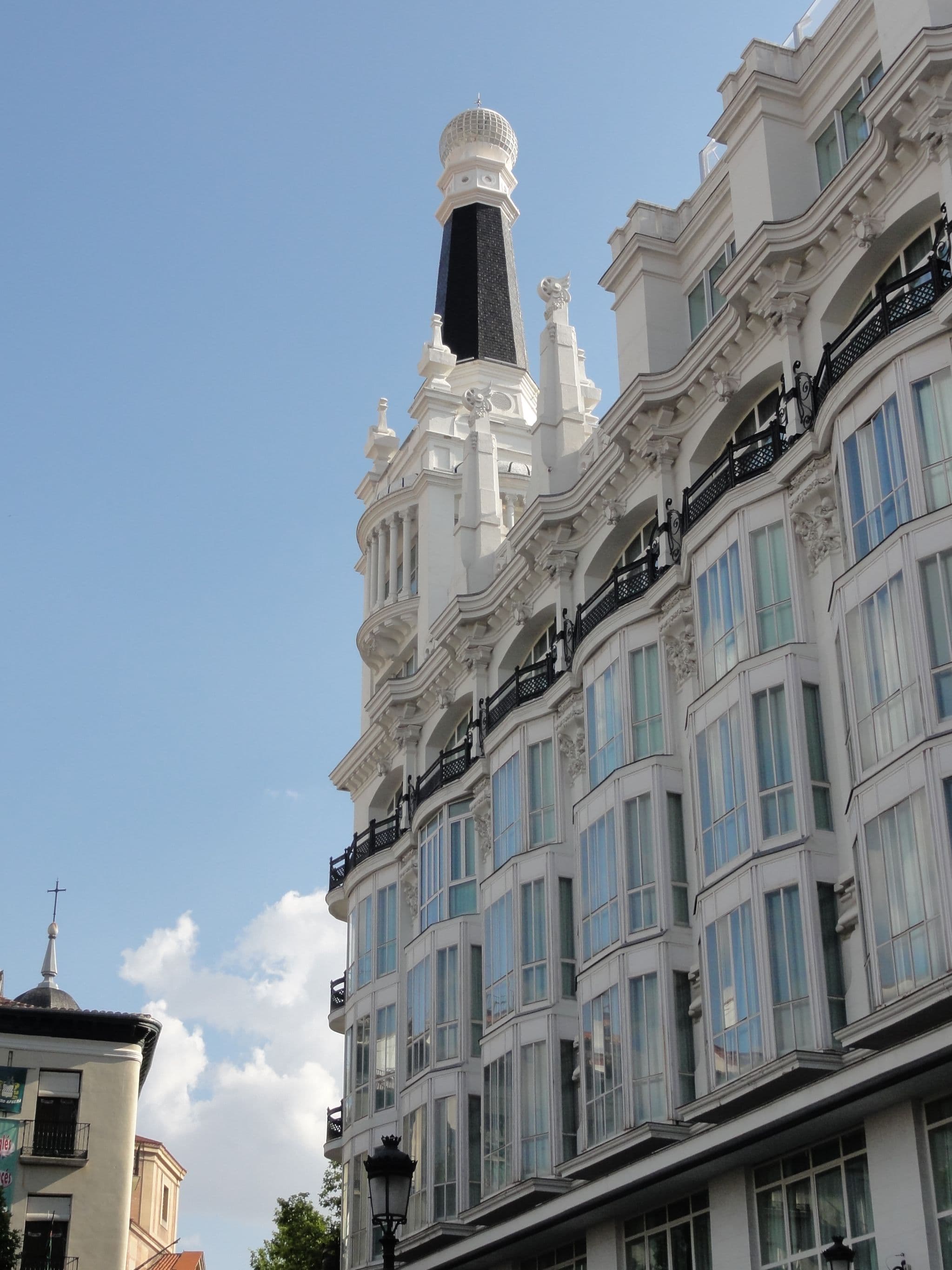 Street view near Hostal Prado, Madrid — © mberardozzi (CC BY-SA · Mapillary)