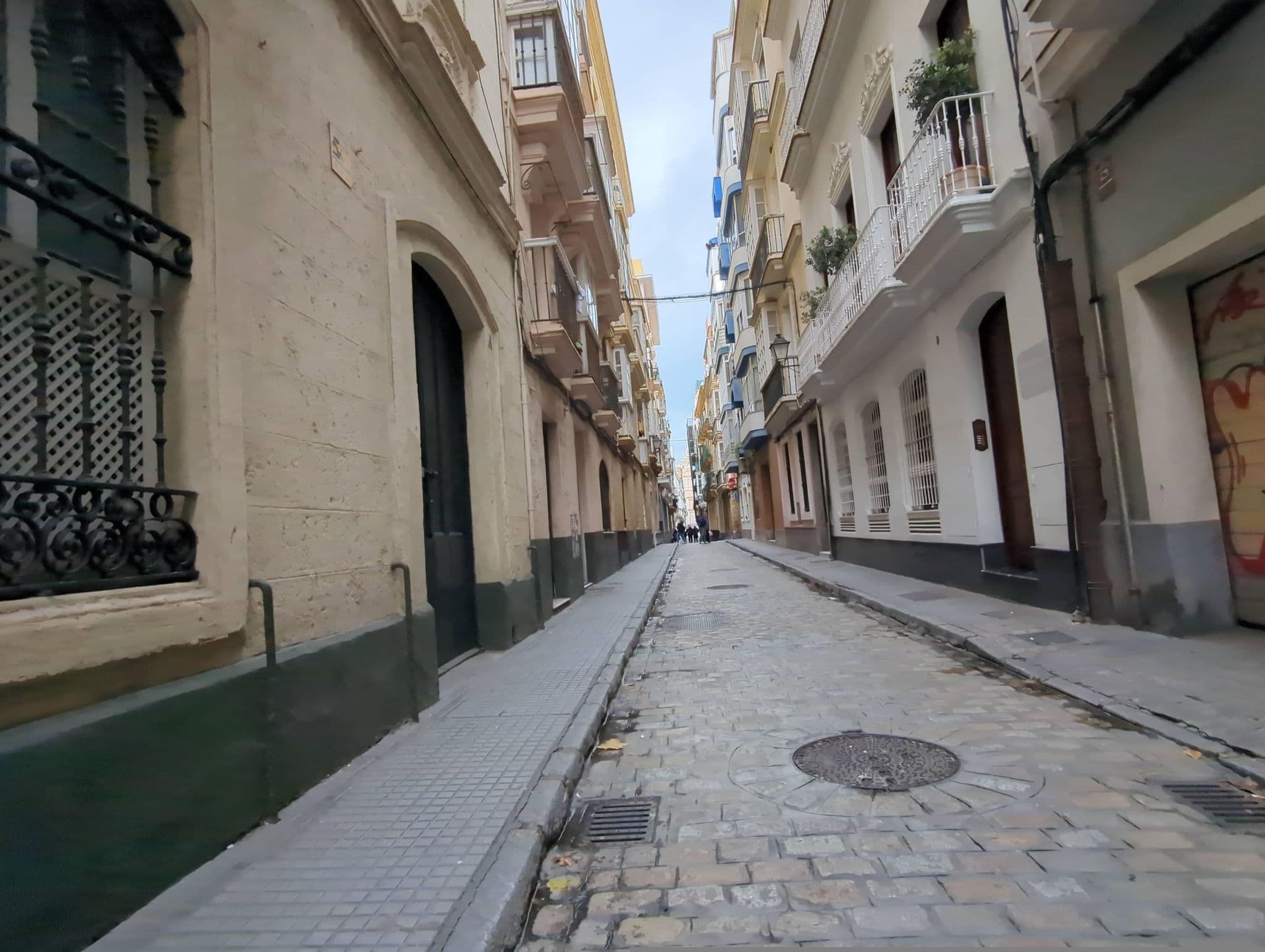 Street view near Amazeinn Cádiz Backpackers, Cadiz — © miguel_andrade (CC BY-SA · Mapillary)