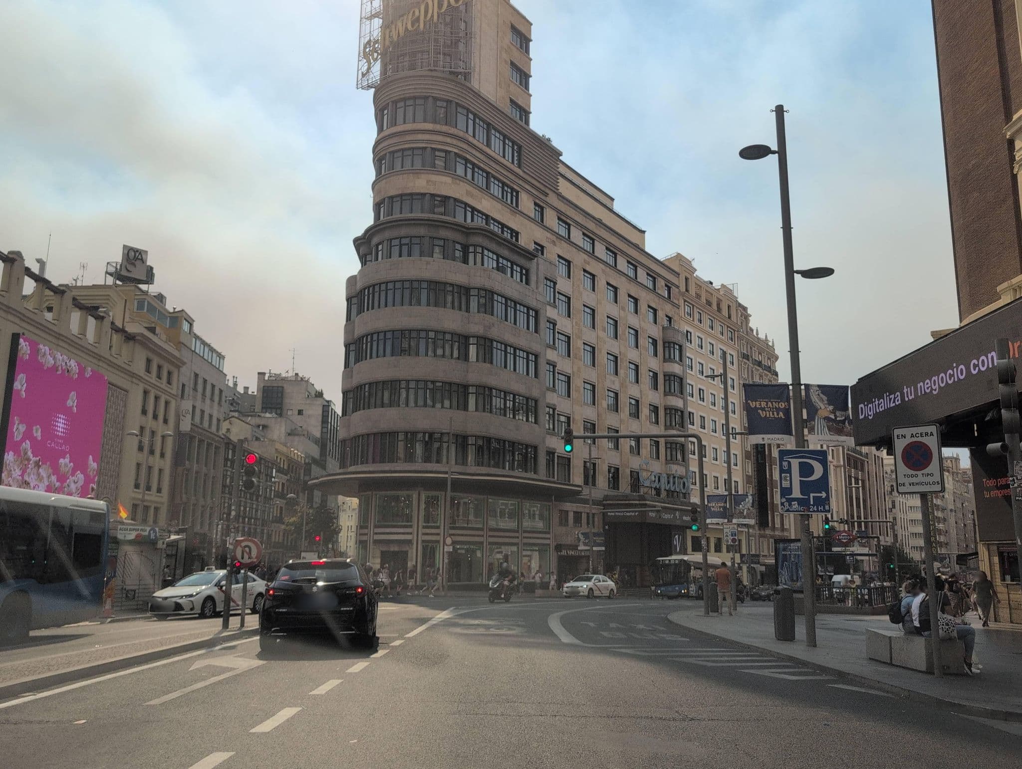 Street view near Hostal La Prensa, Madrid Centro