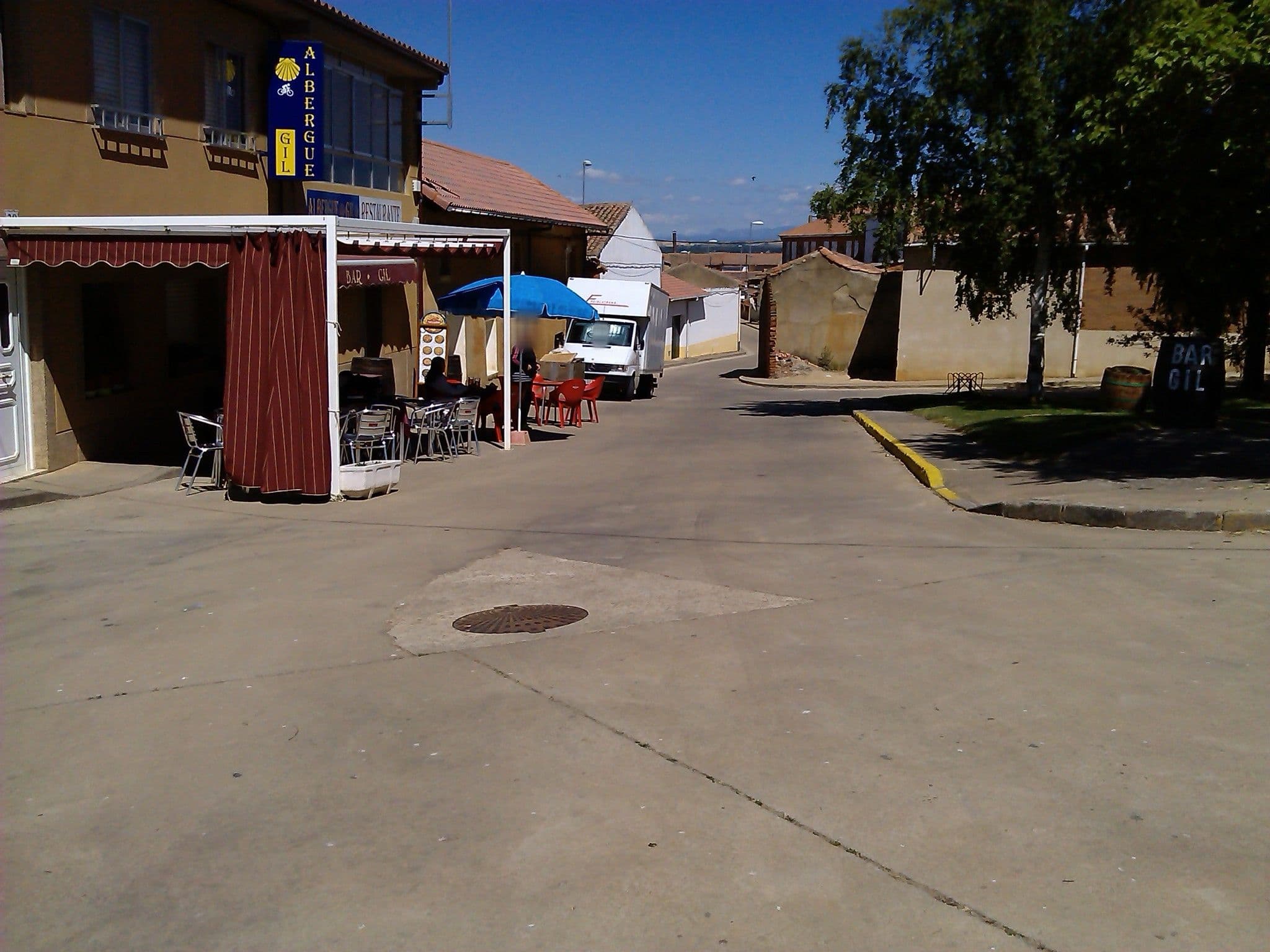 Street view near Albergue Gil, Mansilla de las Mulas — © changchun1 (CC BY-SA · Mapillary)