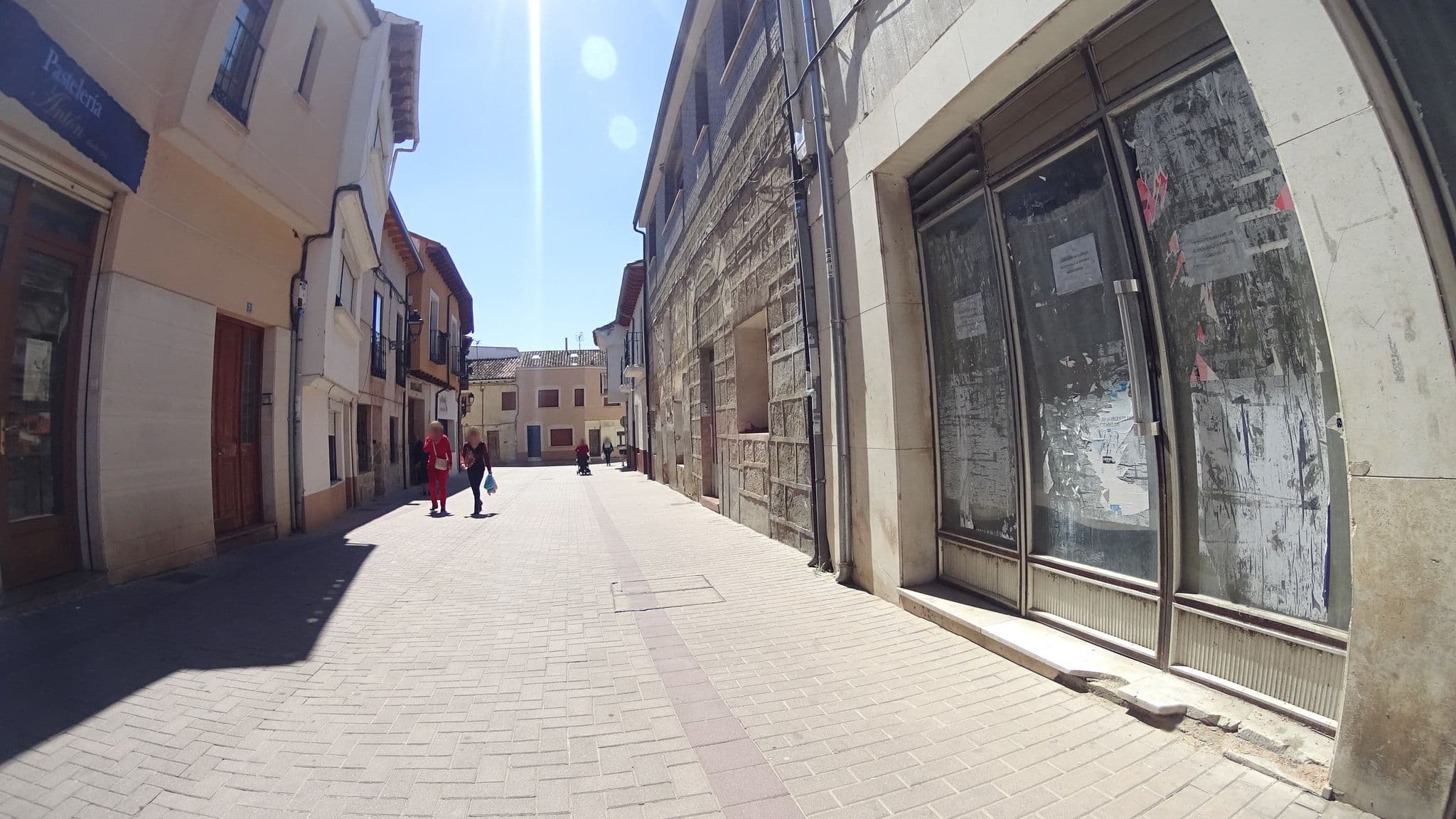 Street view near Casa rural La Villa es Bella, Dueñas — © robertogeb (CC BY-SA · Mapillary)