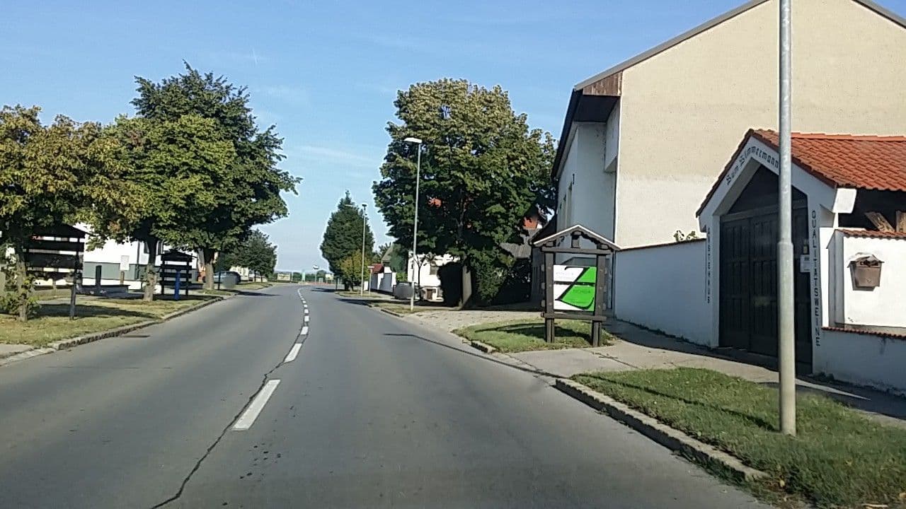Street view near Zum Zimmermann Tschida, Apetlon — © utvonalfelmeresek (CC BY-SA · Mapillary)