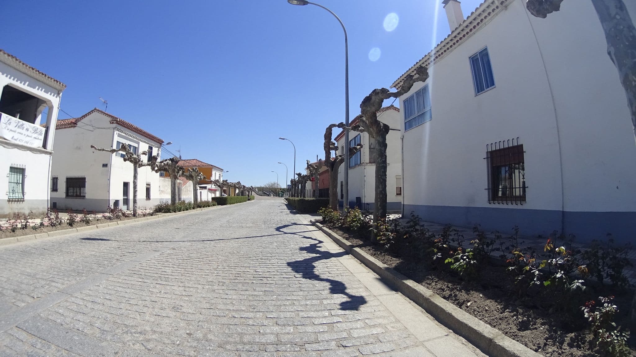 Street view near Un lugar en la Vecilla, Dueñas — © robertogeb (CC BY-SA · Mapillary)