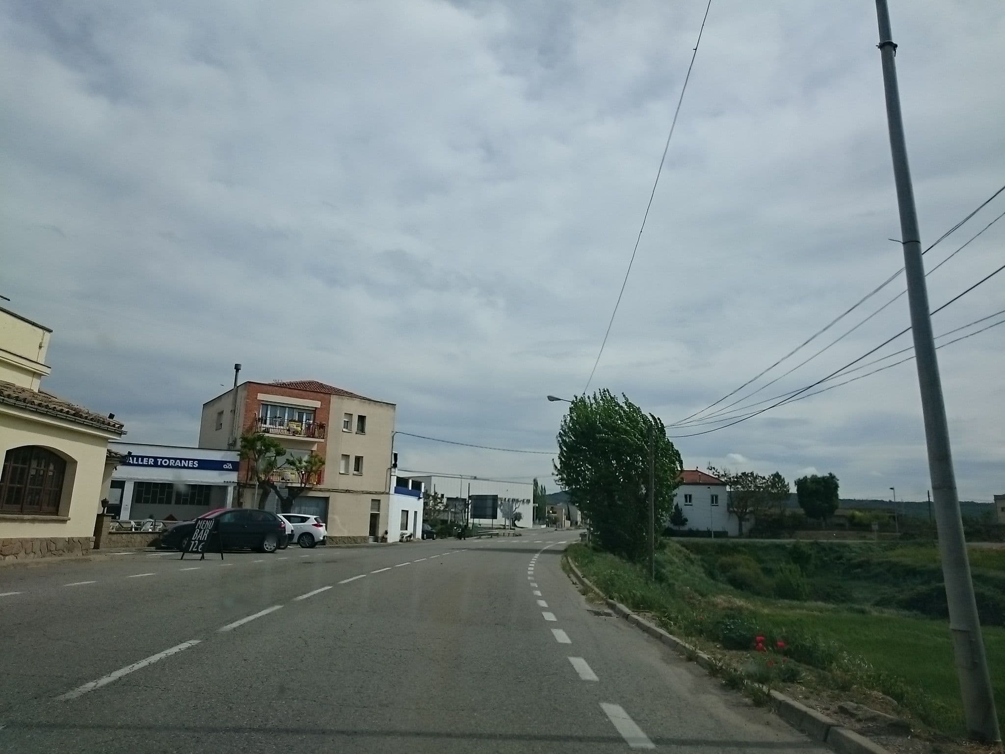 Street view near Hostal Jaumet, Torà de Riubregós — © yopaseopor (CC BY-SA · Mapillary)