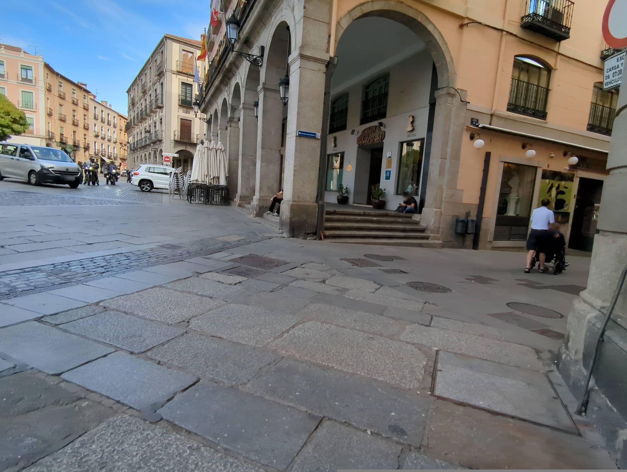 Street view near Hotel Infanta Isabel, Segovia — © miguel_andrade (CC BY-SA · Mapillary)