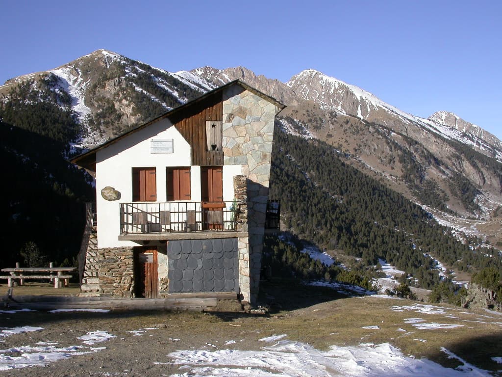 Refugi del Pla de la Font (via Wikimedia Commons, CC BY-SA 3.0)