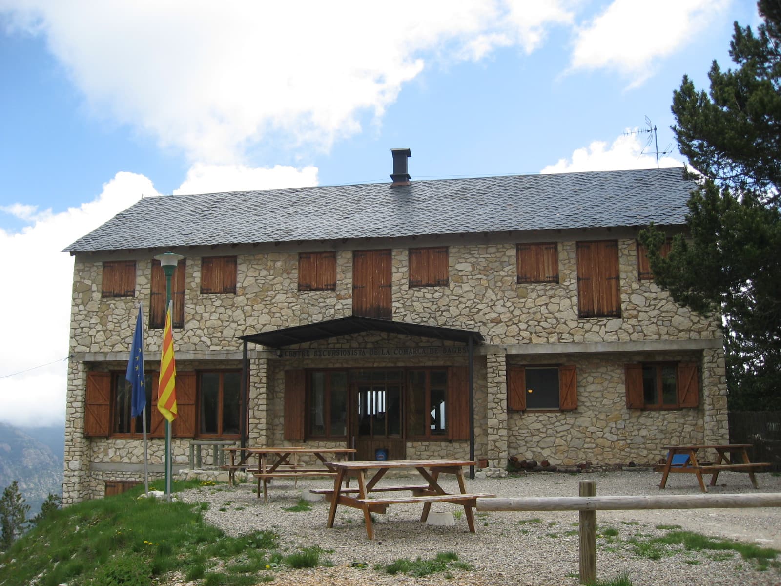 Refugi Bages (via Wikimedia Commons, CC BY-SA 3.0)
