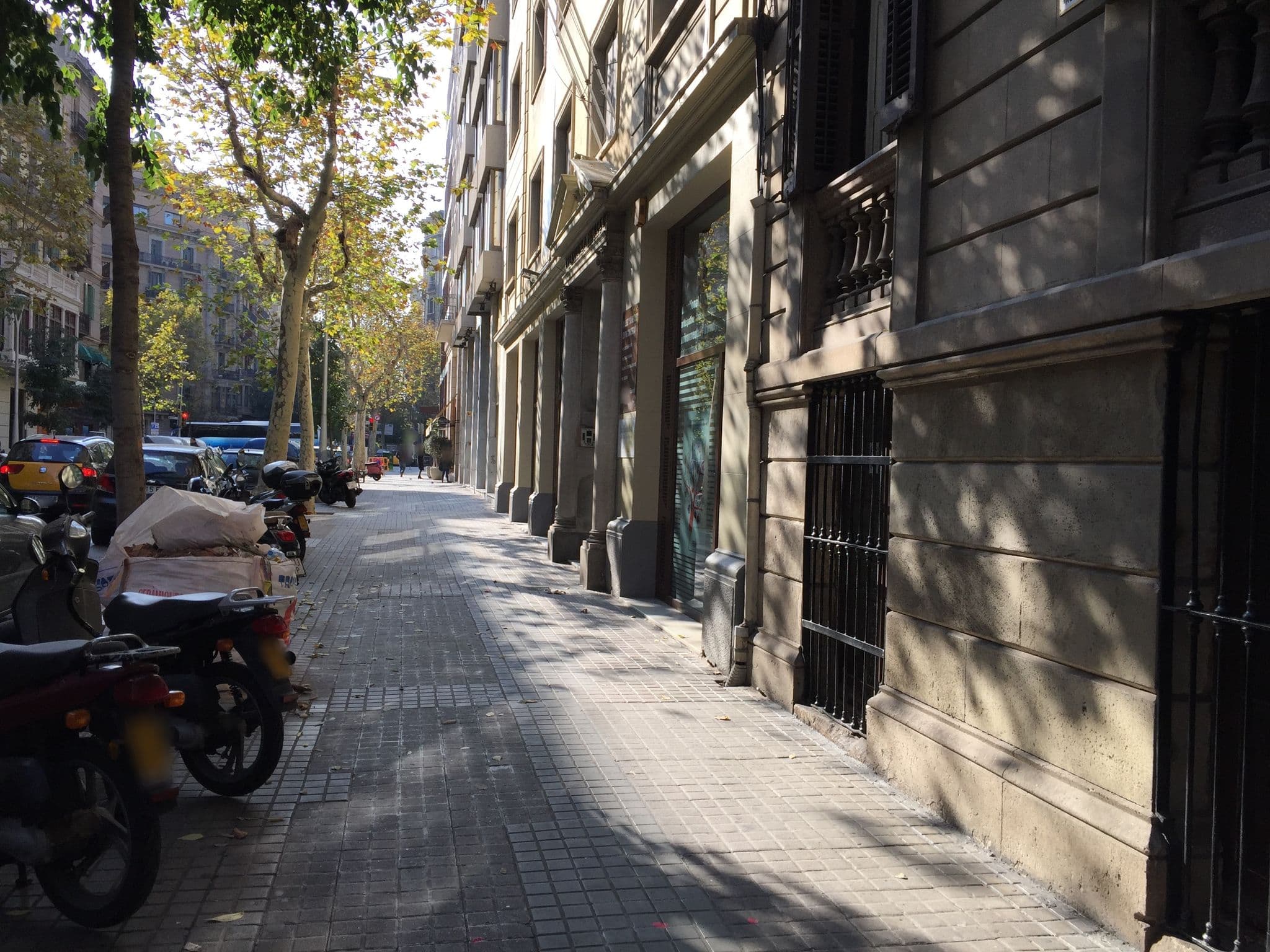 Street view near Factory Gardens Hostel Barcelona, Dreta de l'Eixample — © richlv (CC BY-SA · Mapillary)
