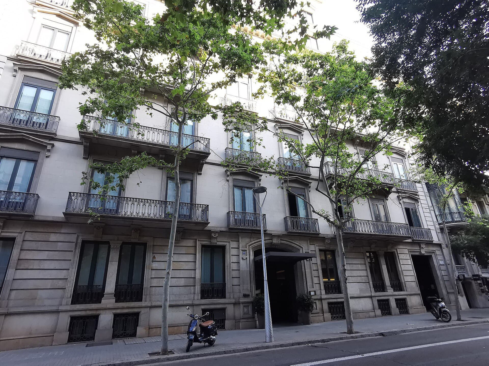 Alma Barcelona Hotel (via Wikimedia Commons, CC BY-SA 3.0)