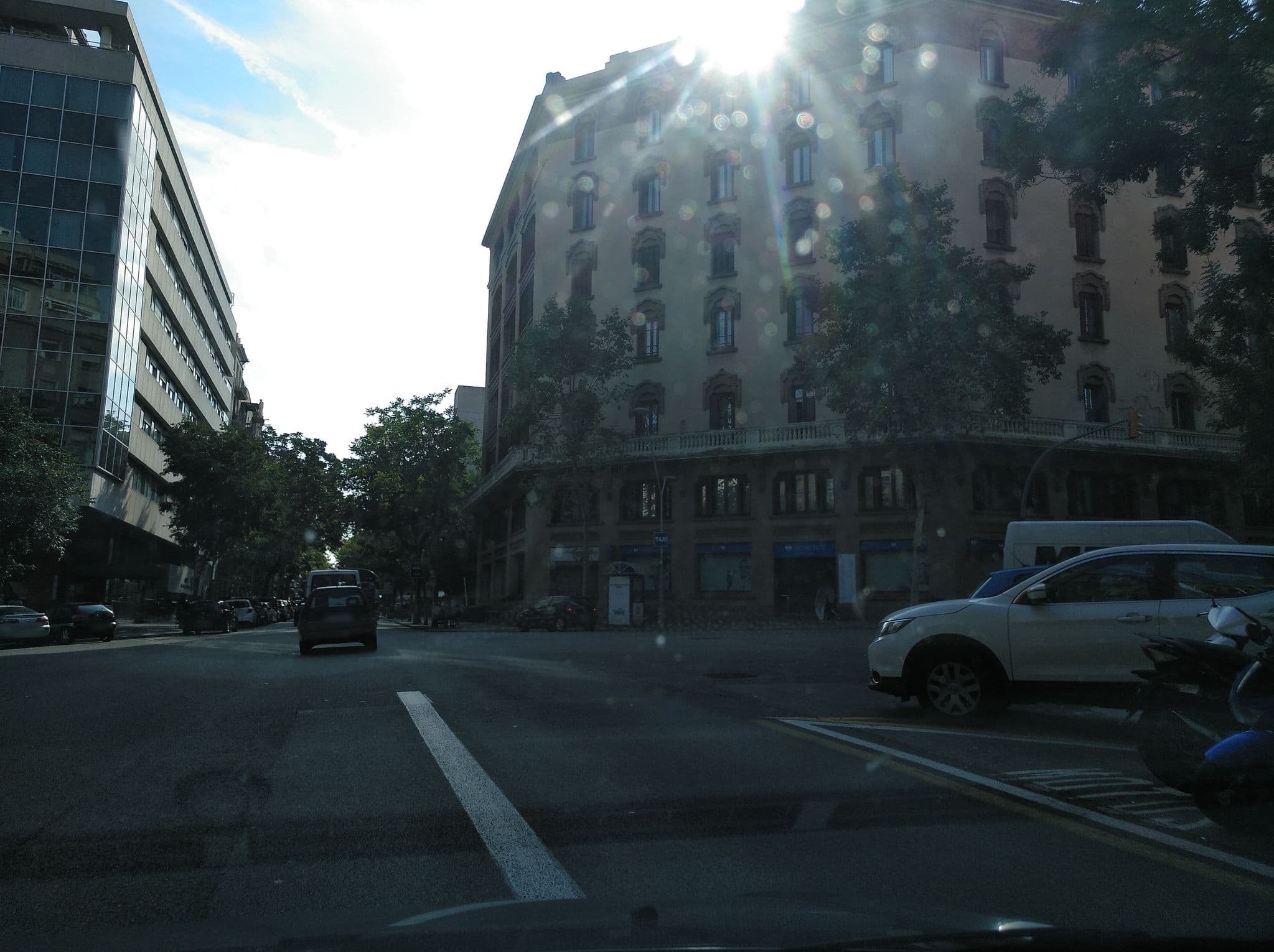 Street view near Hotel Medicis, el Baix Guinardó — © xevi (CC BY-SA · Mapillary)
