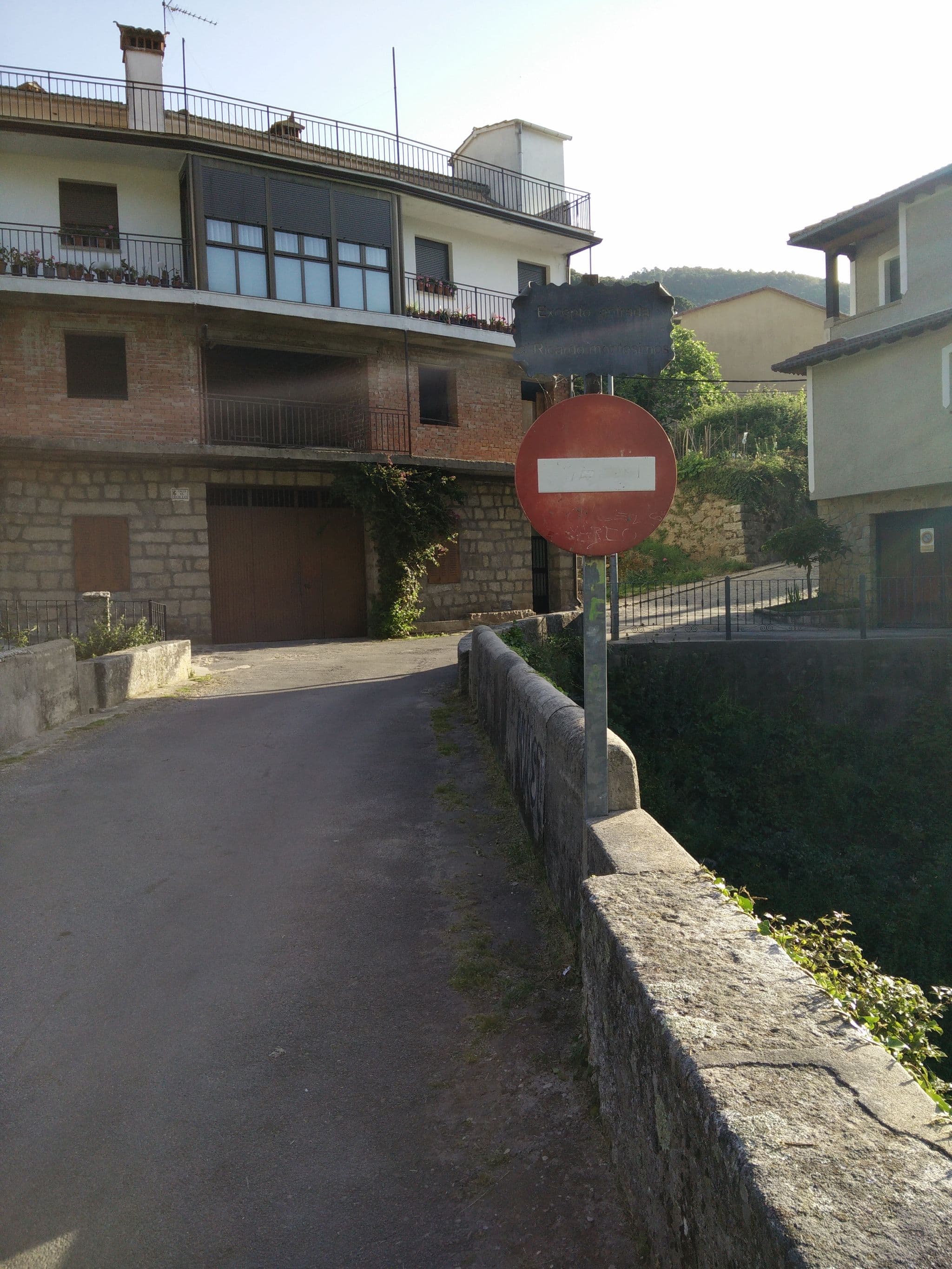 Street view near Casa rural Río Pelayo, Arenas de San Pedro — © bernardvoyageur (CC BY-SA · Mapillary)