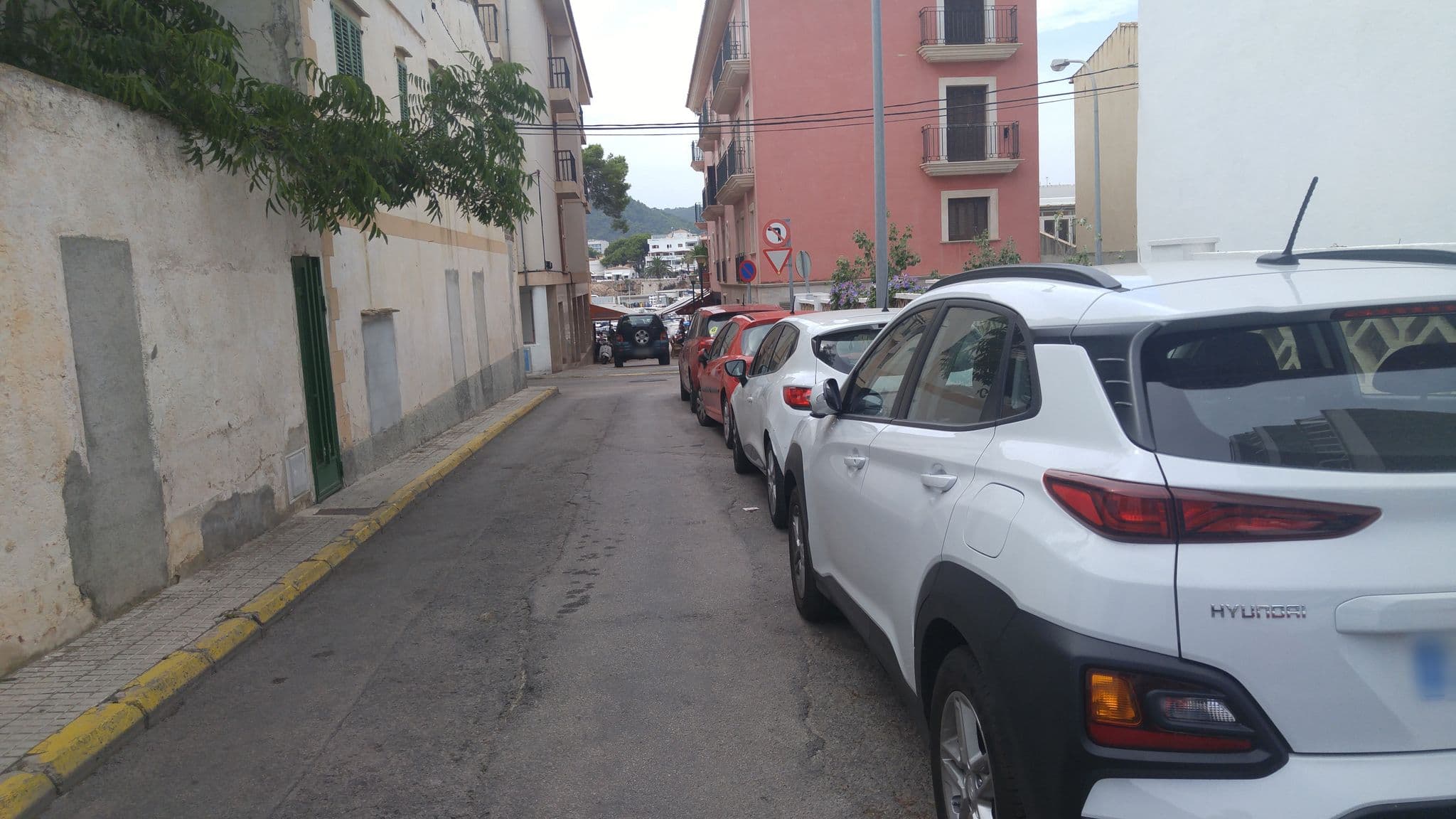 Street view near Hostal Ca Bombu, Cala Rajada — © radius_proxy_de (CC BY-SA · Mapillary)