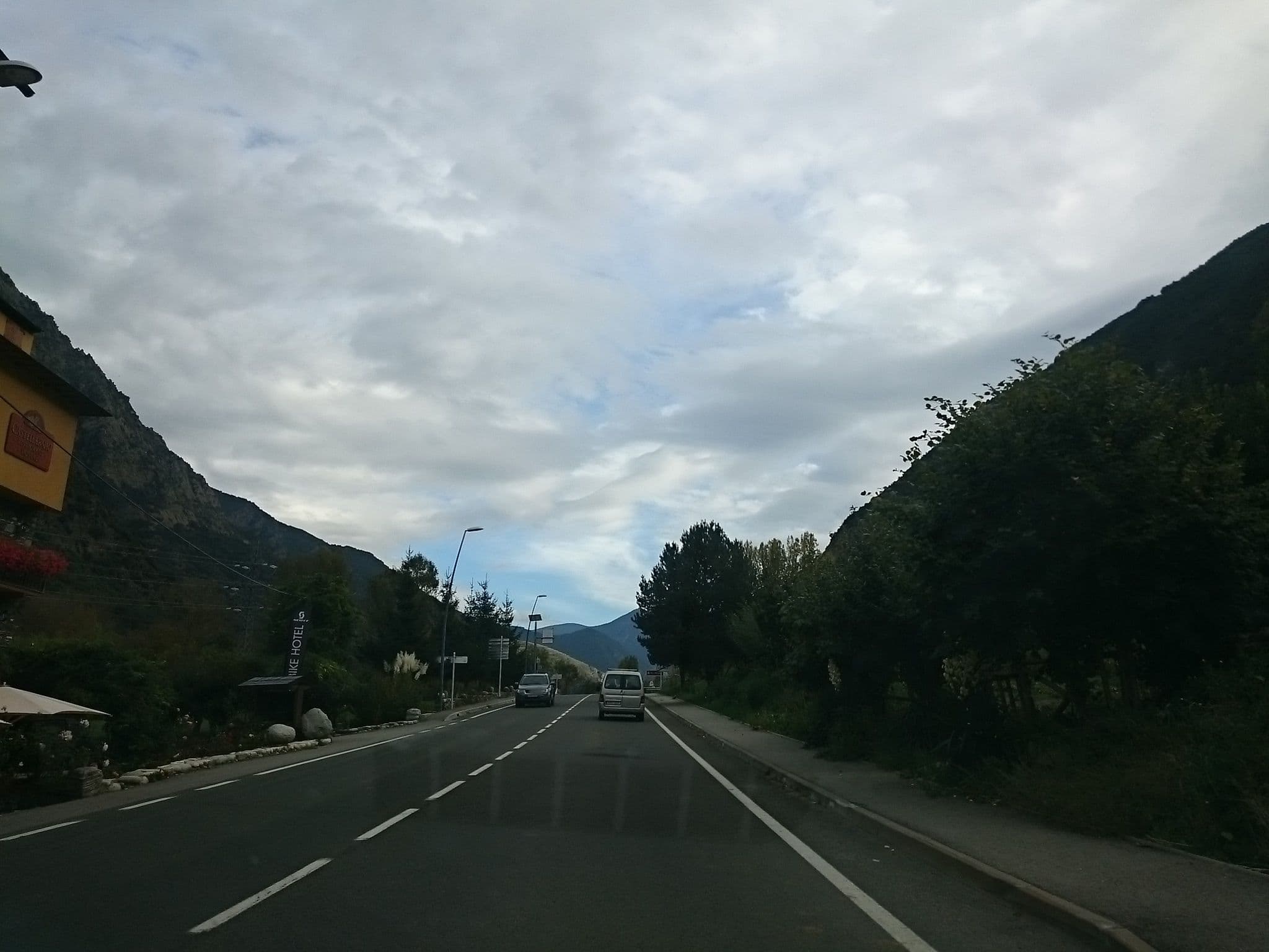 Street view near Hotel Castellarnau, Sort — © yopaseopor (CC BY-SA · Mapillary)