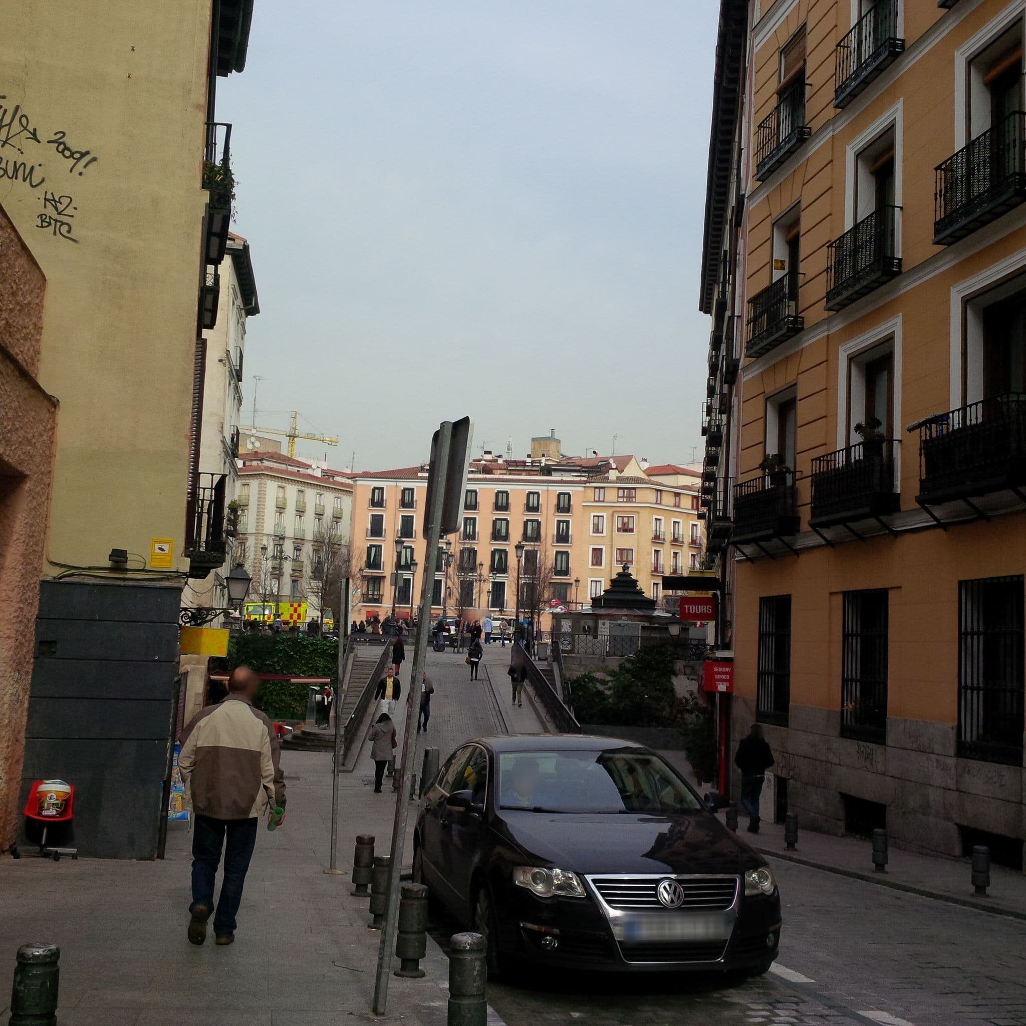 Street view near Oriente Suites, La Latina — © carlosz22 (CC BY-SA · Mapillary)