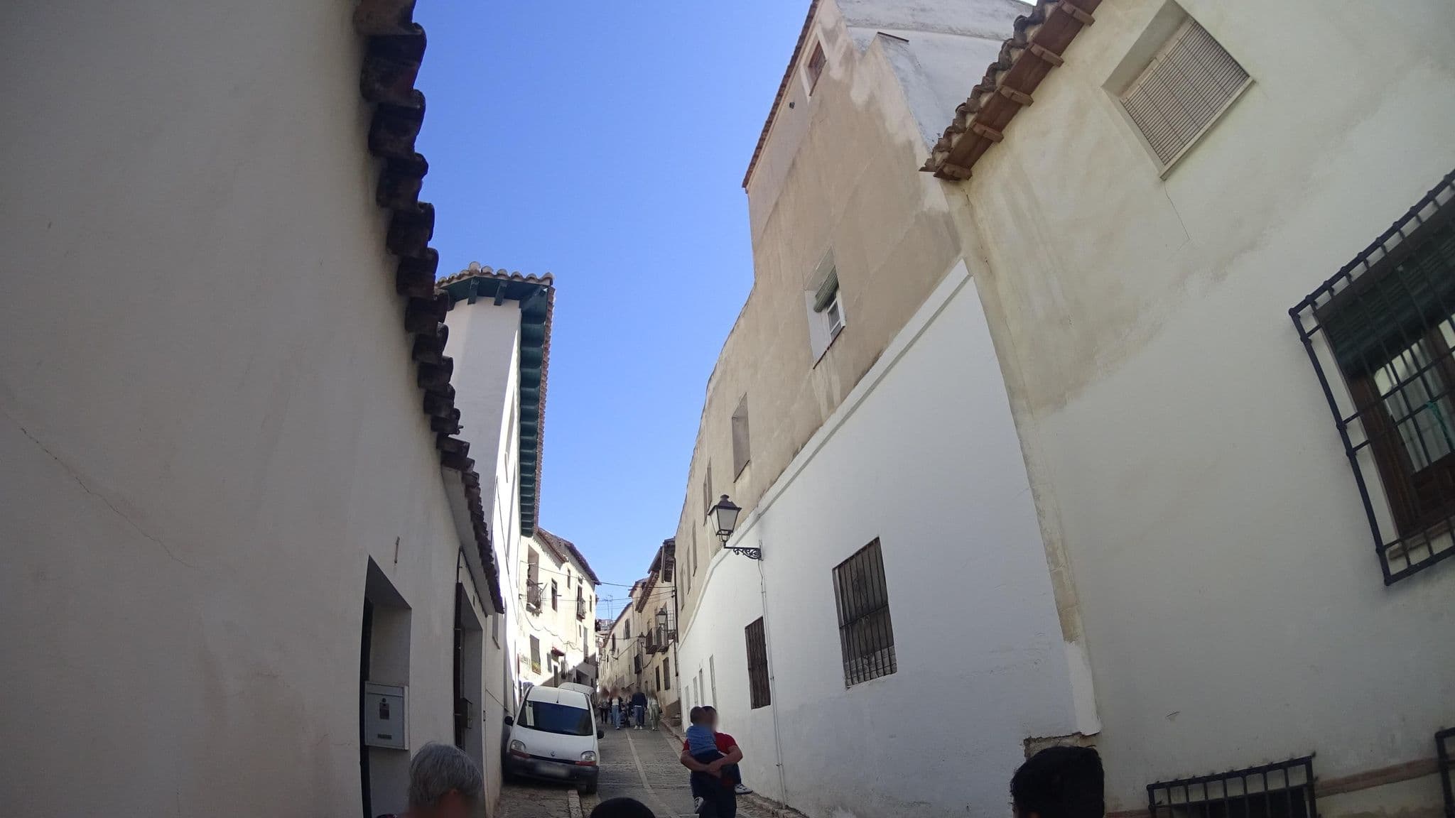 Street view near Hostal Chinchón, Chinchón — © robertogeb (CC BY-SA · Mapillary)