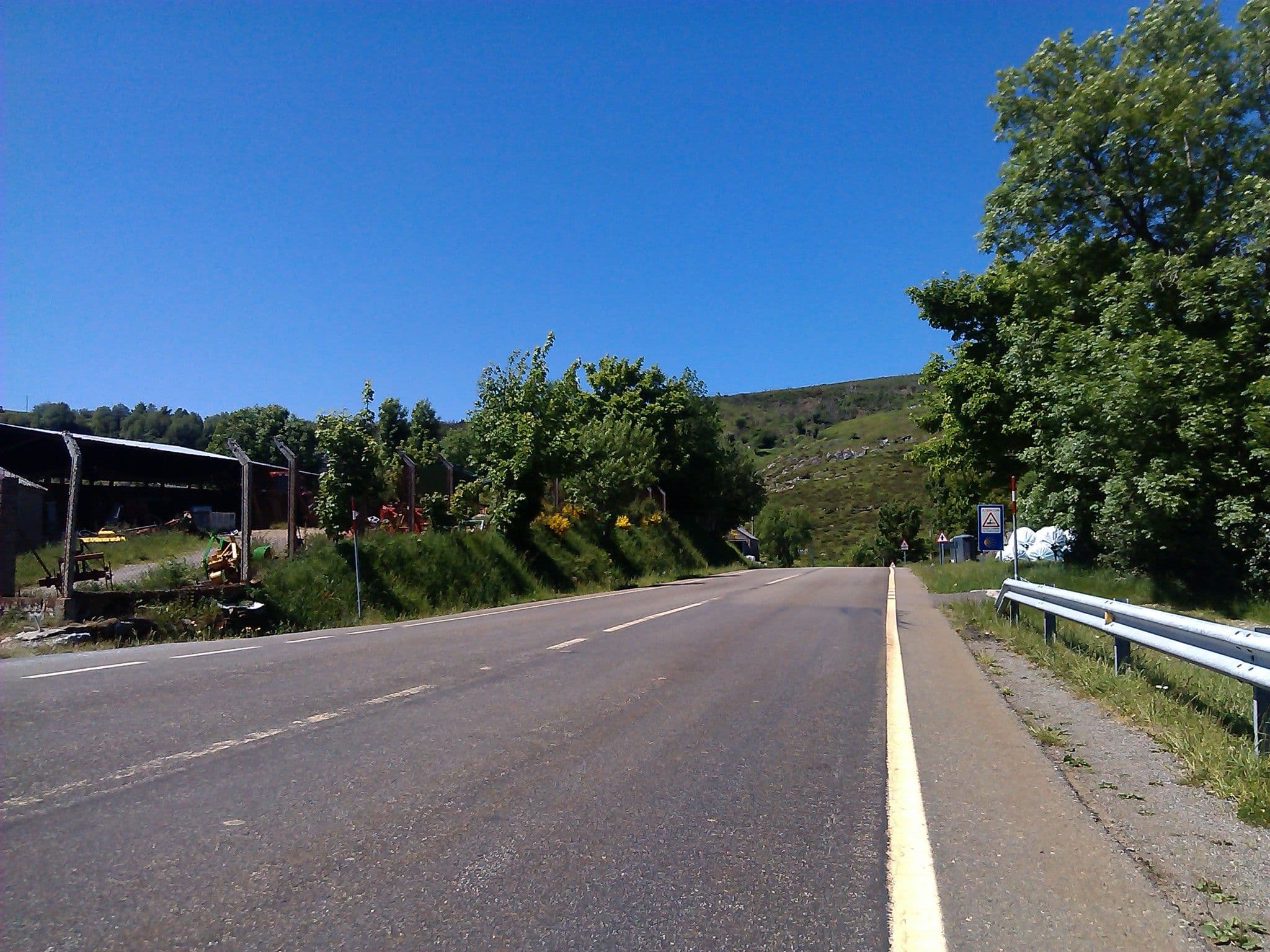 Street view near Albergue Linar do Rei, Becerreá — © changchun1 (CC BY-SA · Mapillary)