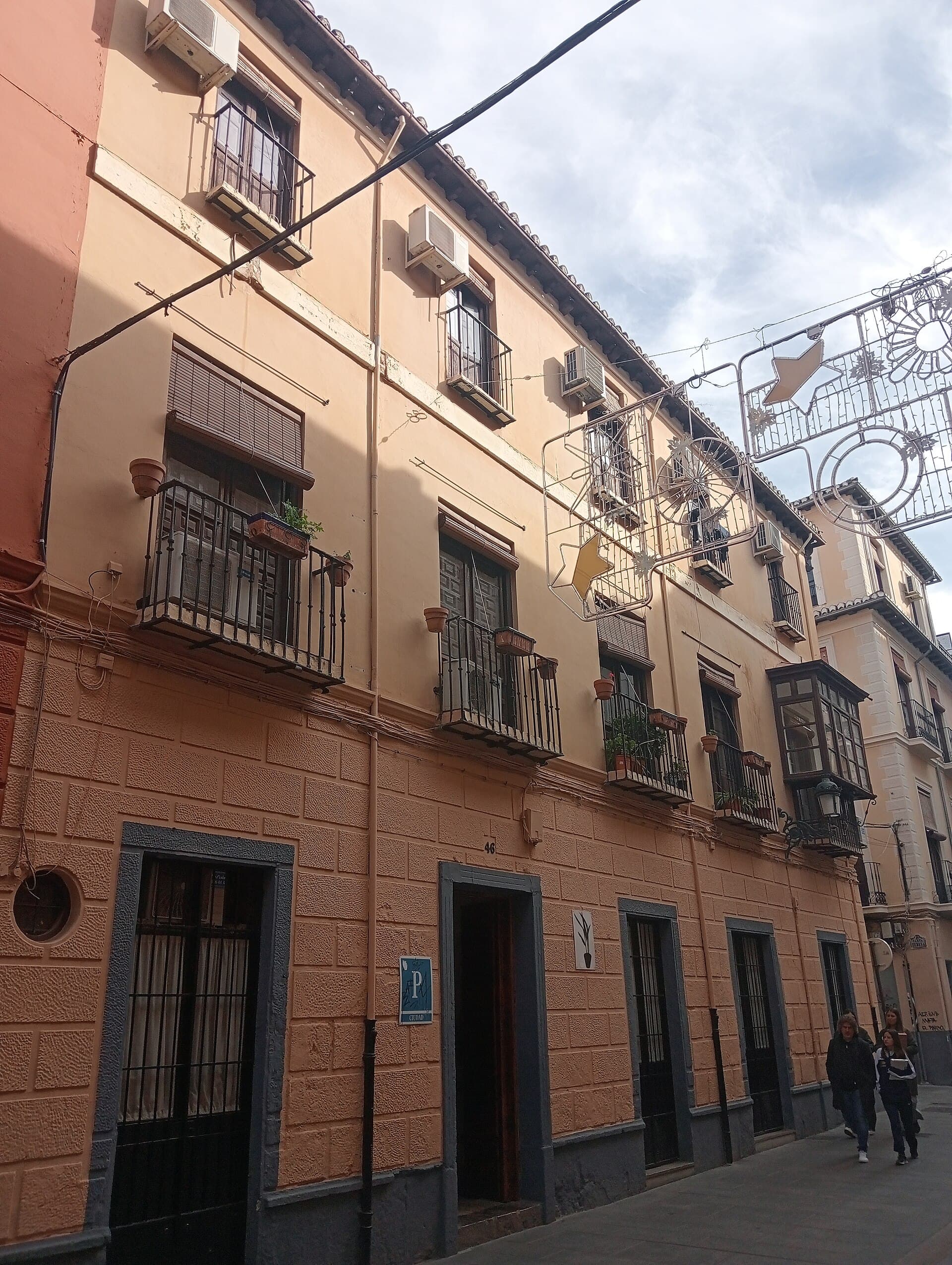 Pensión Matilde (via Wikimedia Commons, CC BY-SA 4.0)