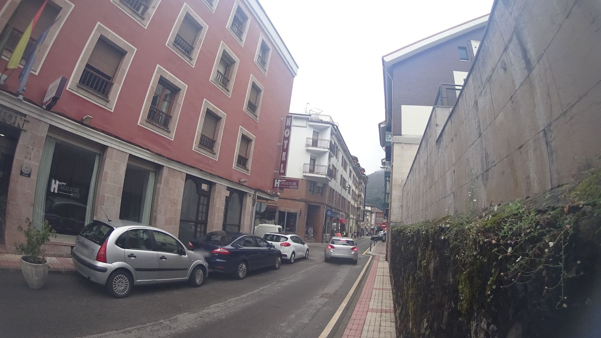 Street view near Hotel Restaurante Favila, Cangas de Onís — © robertogeb (CC BY-SA · Mapillary)