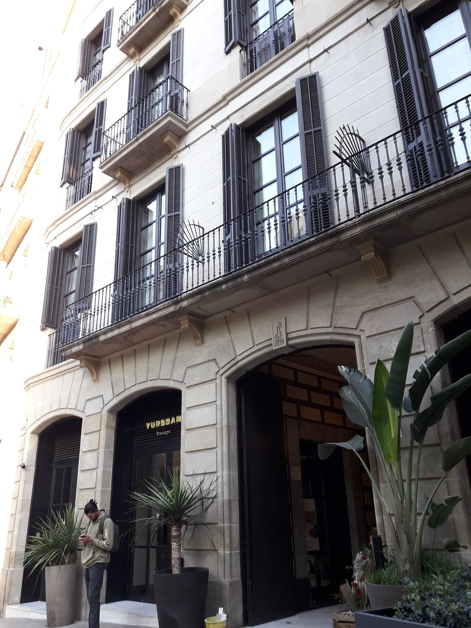 Yurbban Passage Hotel & Spa (via Wikimedia Commons, CC BY-SA 3.0)