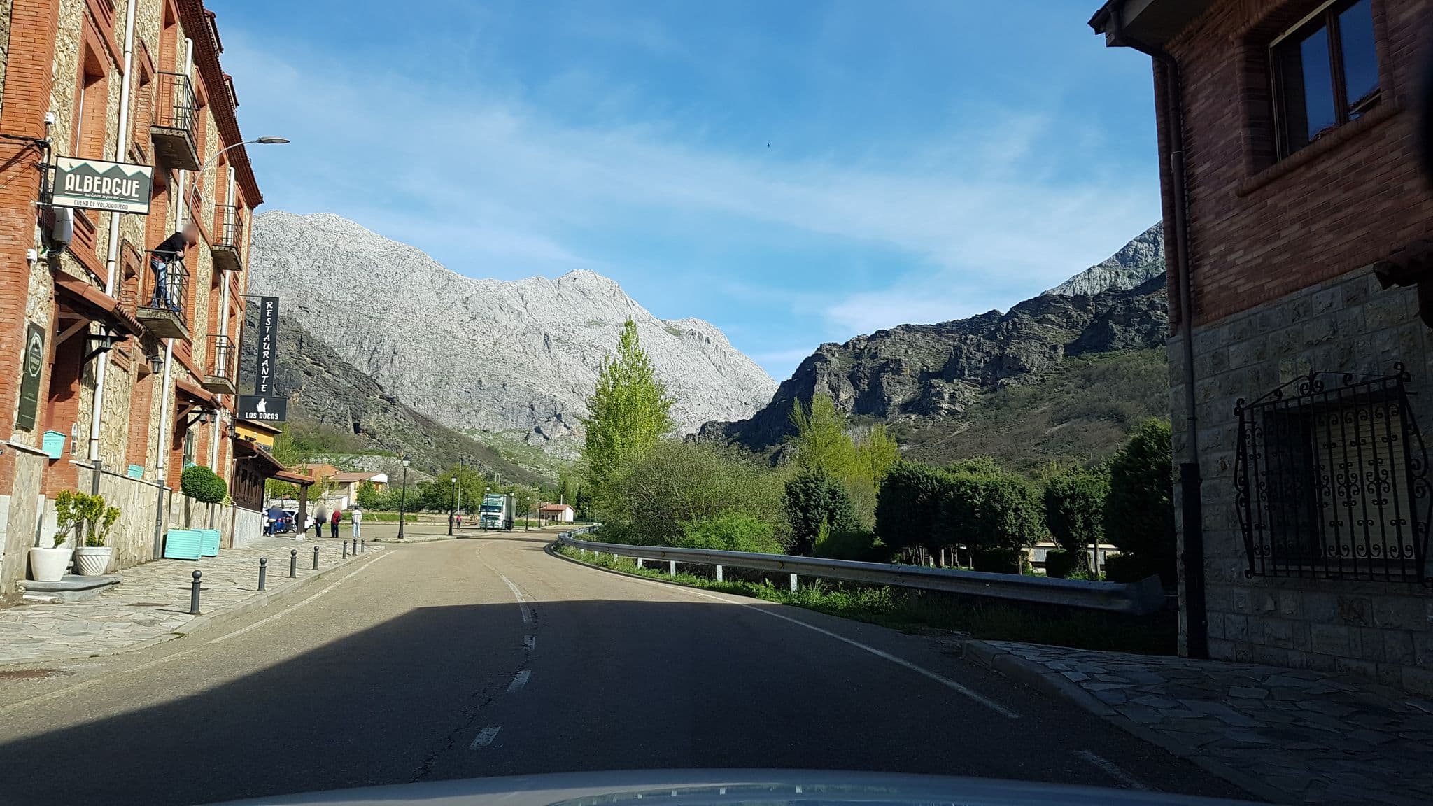 Street view near Las Rocas, Matallana de Torío — © agpericot (CC BY-SA · Mapillary)