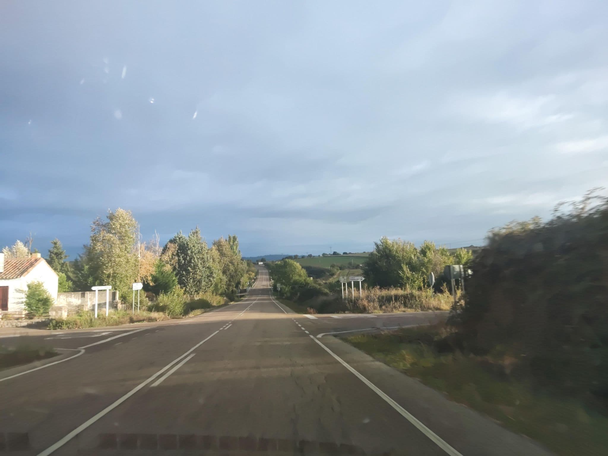 Street view near Hotel Rural Mesa del Conde, Lumbrales — © sanchi (CC BY-SA · Mapillary)