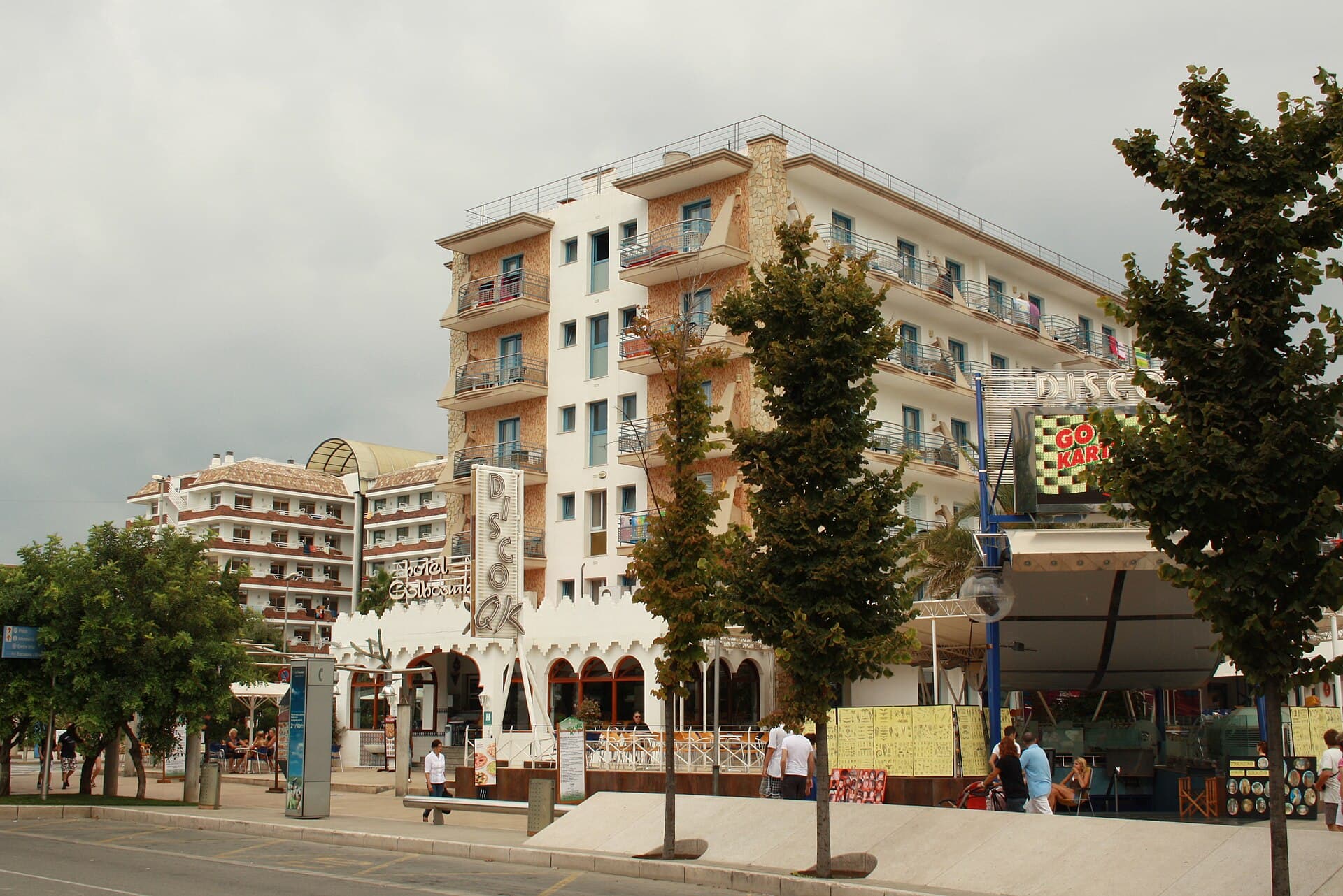 Hotel Alhambra (via Wikimedia Commons, CC BY 3.0)