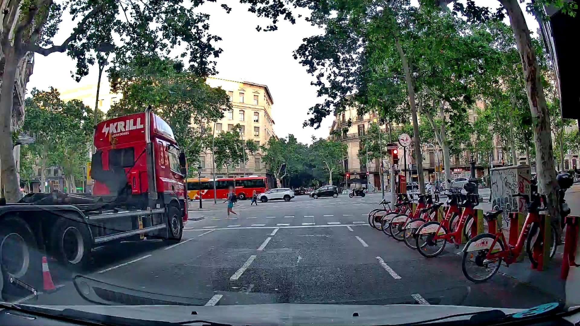 Street view near Gran Hotel Havana, Dreta de l'Eixample — © m_esp_32 (CC BY-SA · Mapillary)