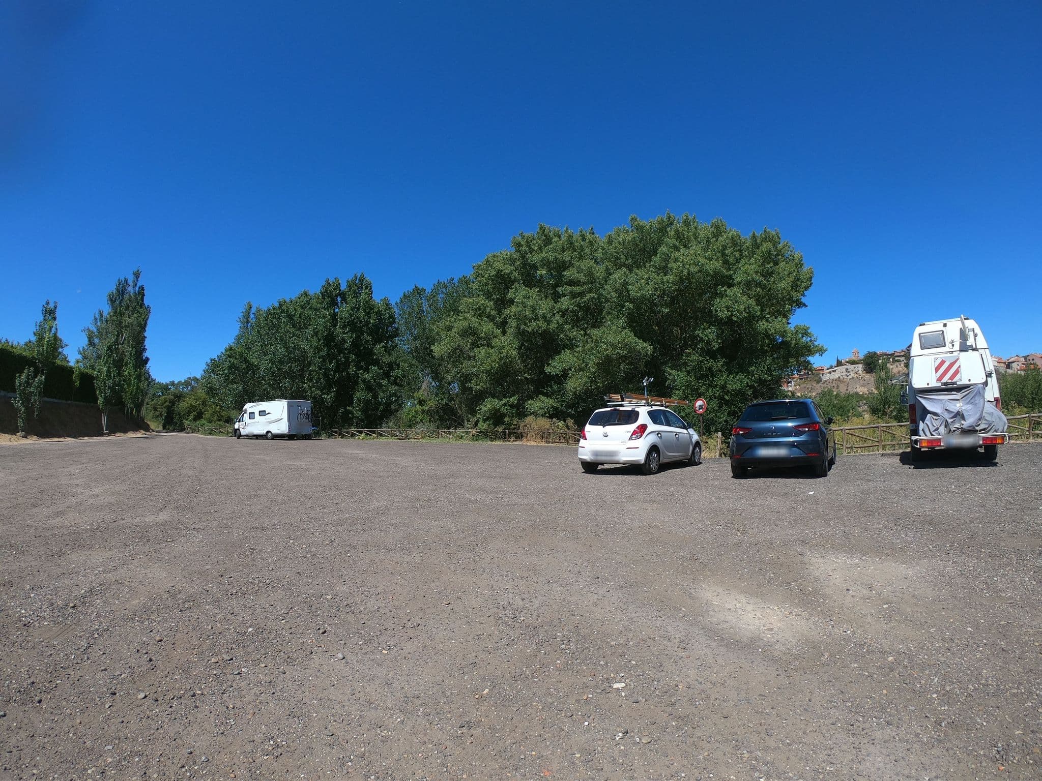 Street view near Área de Autocaravanas de Simancas, Arroyo de la Encomienda — © sanchi (CC BY-SA · Mapillary)