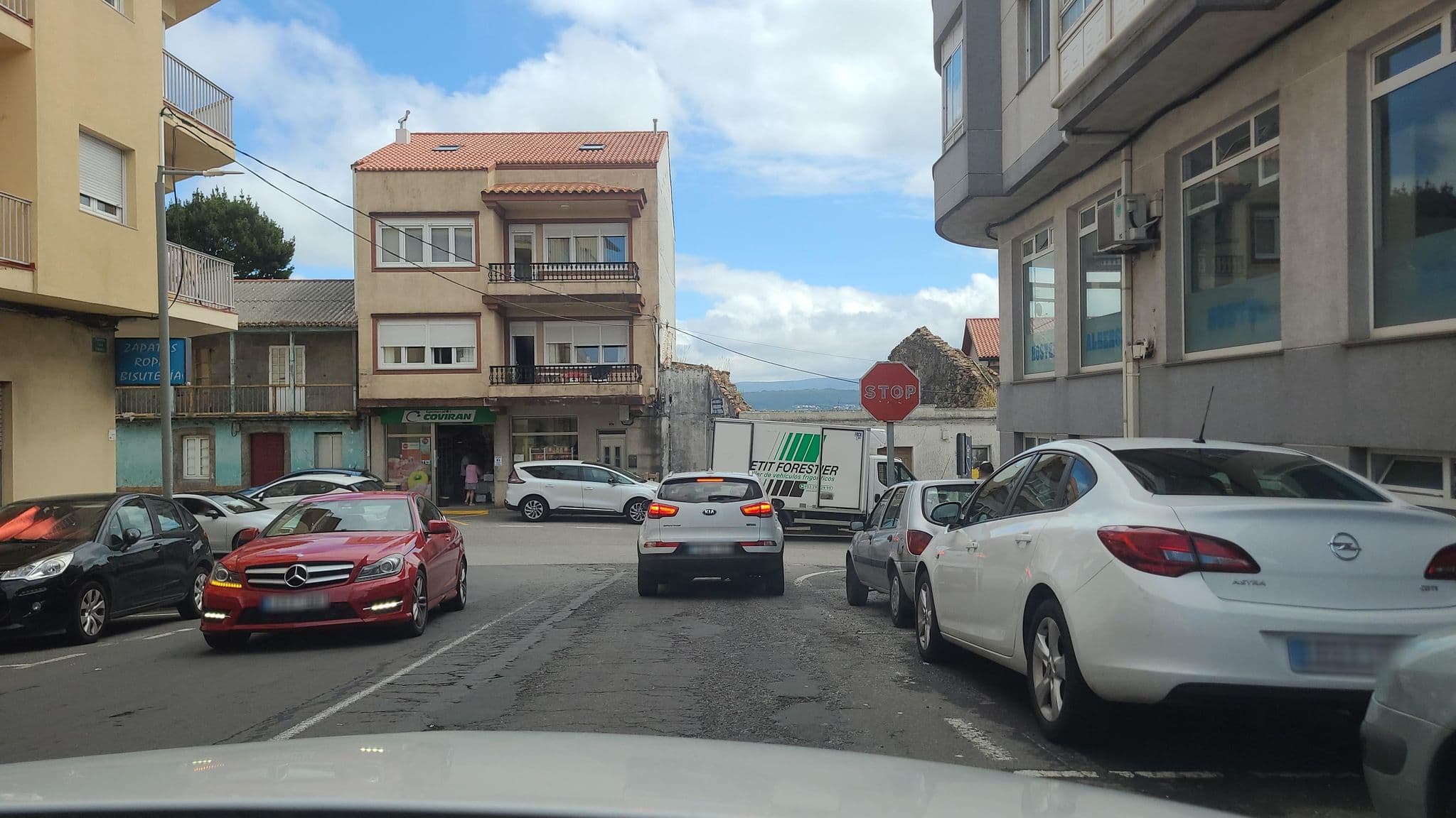 Street view near Hostel Albergue Oceanus, Fisterra — © juasmita (CC BY-SA · Mapillary)