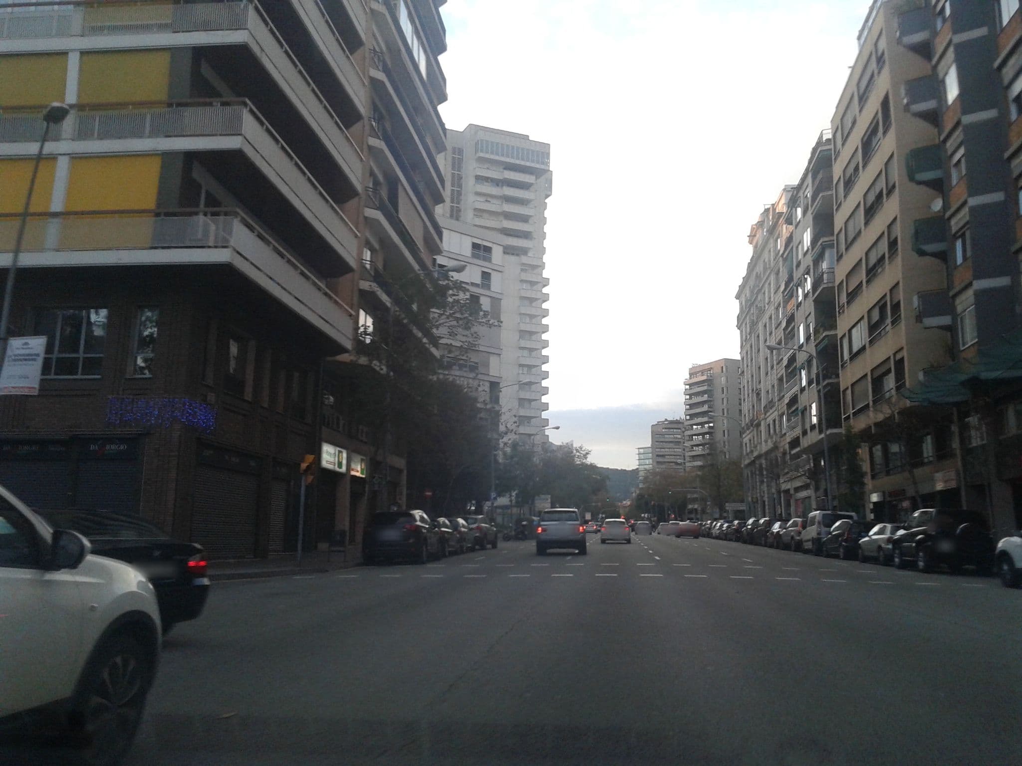 Street view near Dream Cube Hostel, Barri de les Corts — © yopaseopor (CC BY-SA · Mapillary)