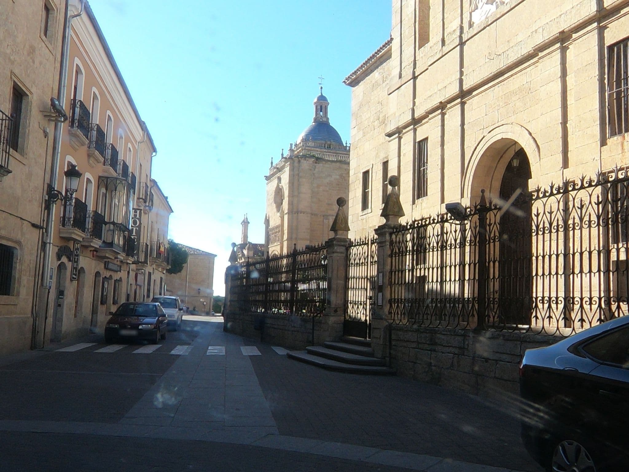 Street view near Hotel Arcos, Ciudad Rodrigo — © sanjorgepinho (CC BY-SA · Mapillary)