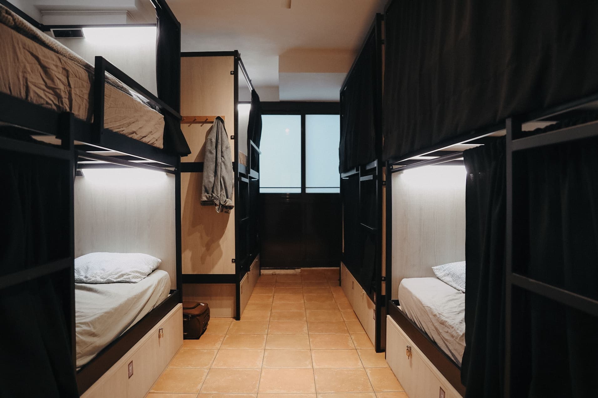 Onefam Batlló Hostel Barcelona (via Wikimedia Commons, CC0)