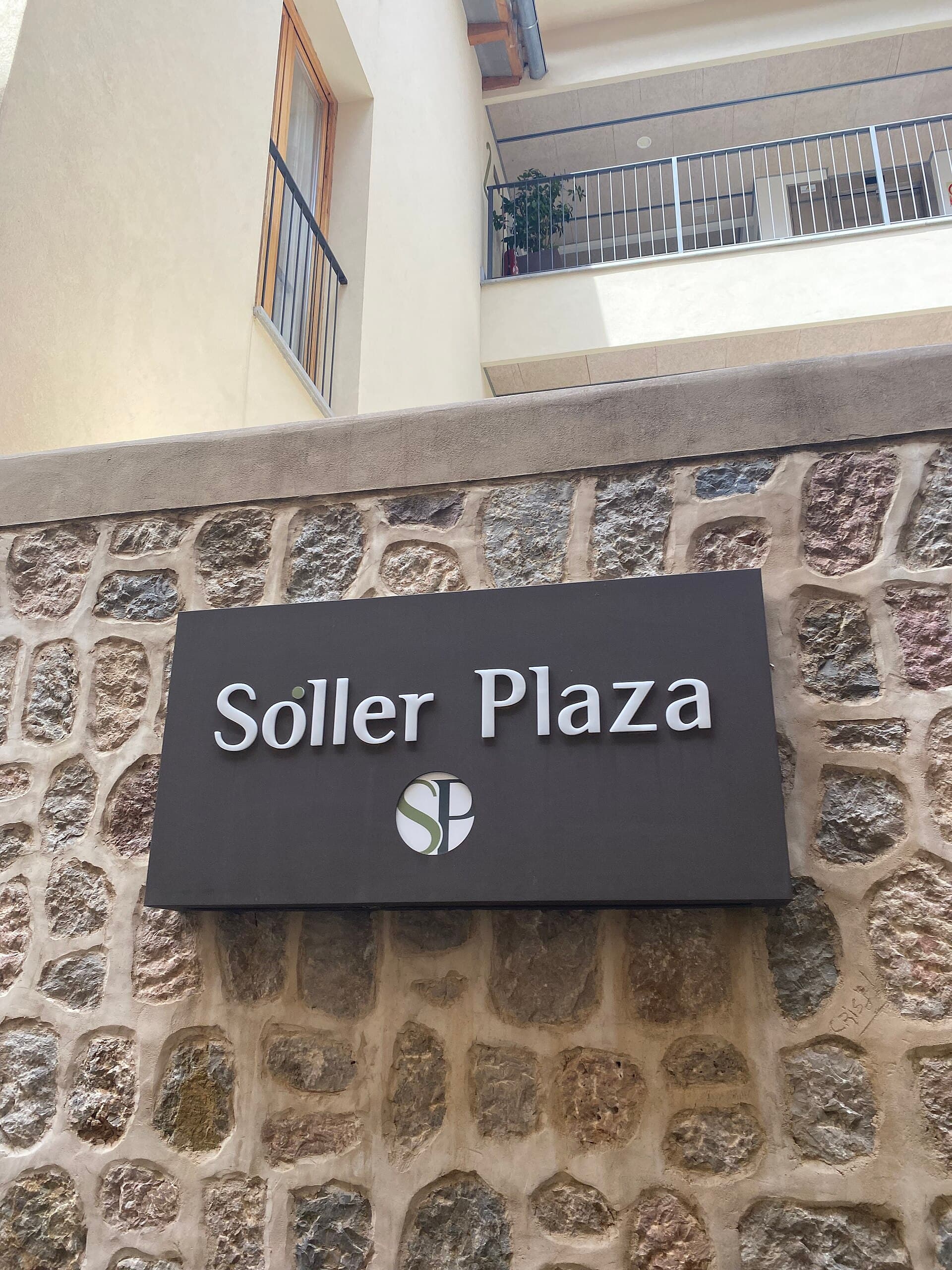 Sóller Plaza (via Wikimedia Commons, CC BY-SA 3.0)