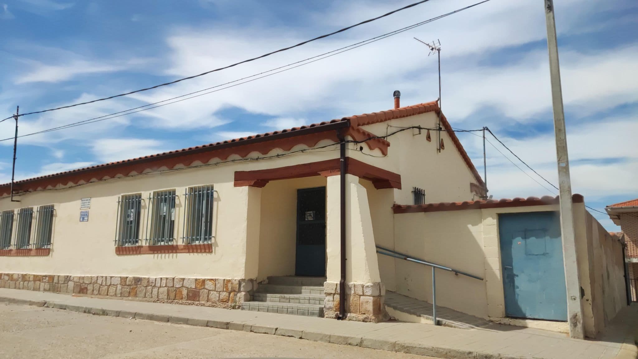 Street view near Albergue Municipal de Villalazán, Coreses — © polkillas (CC BY-SA · Mapillary)