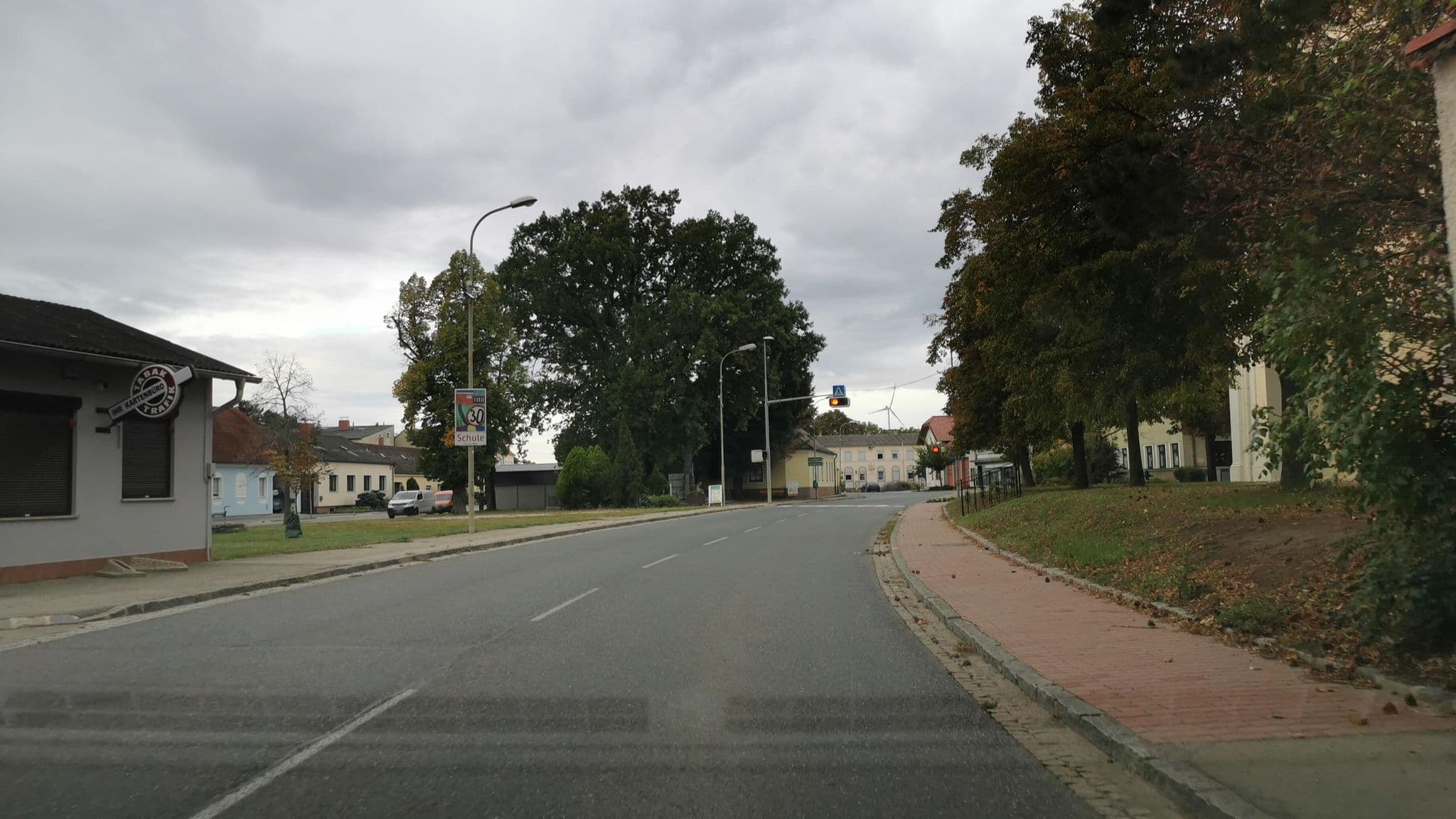 Street view near BAUERs Gästehaus, Obersiebenbrunn — © hlfan (CC BY-SA · Mapillary)