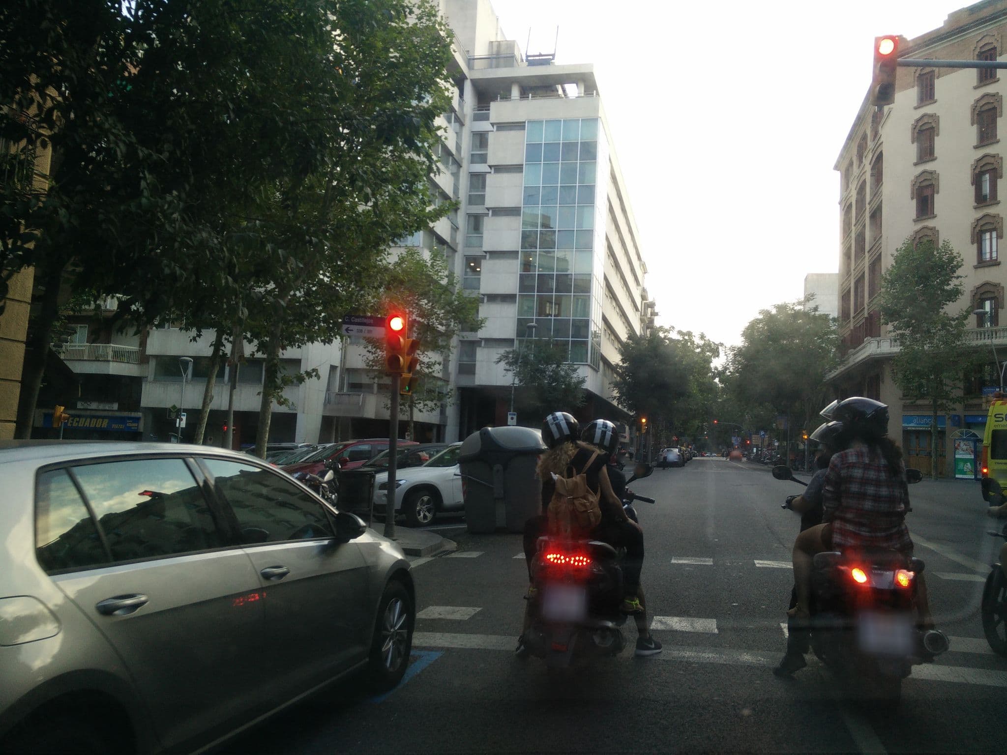 Street view near Carrer de los Castillejos, el Baix Guinardó — © ccossio (CC BY-SA · Mapillary)