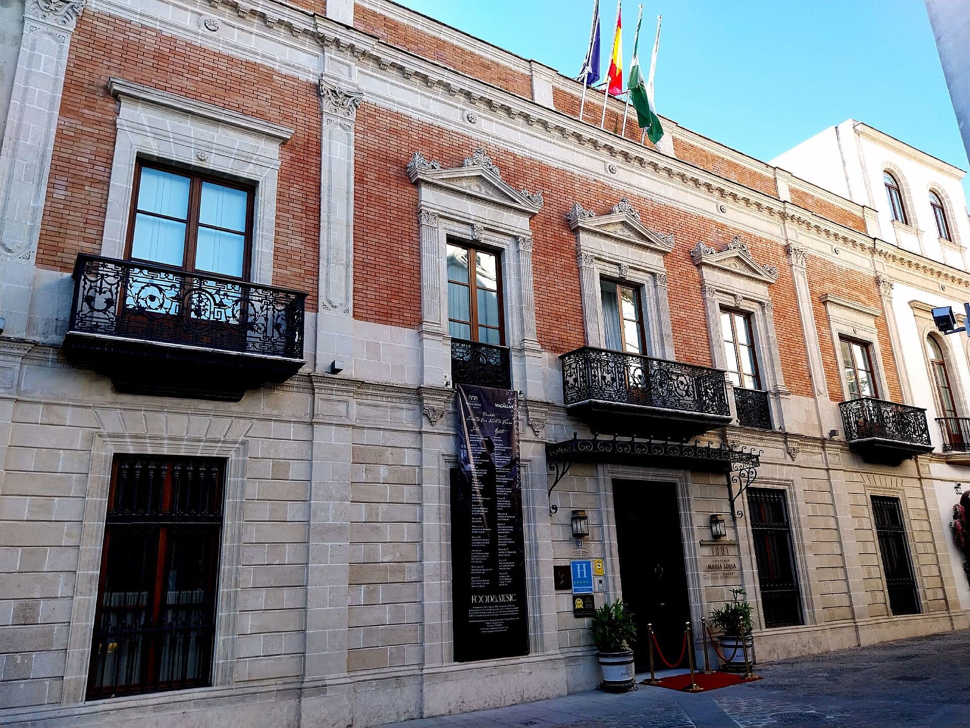Casa Palacio María Luisa (via Wikimedia Commons, CC0)