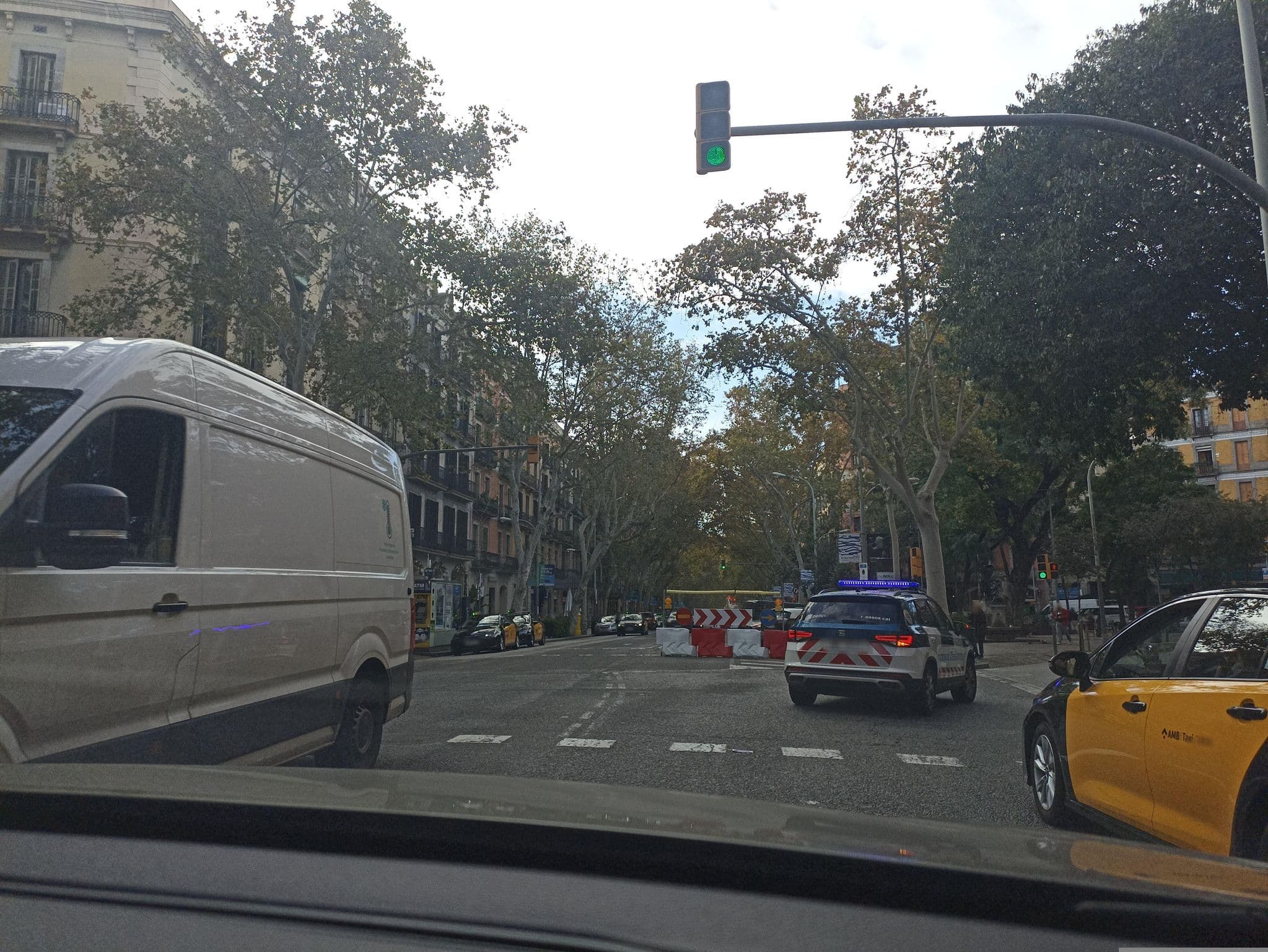 Street view near Hostal Delfos, Eixample — © toniserra (CC BY-SA · Mapillary)