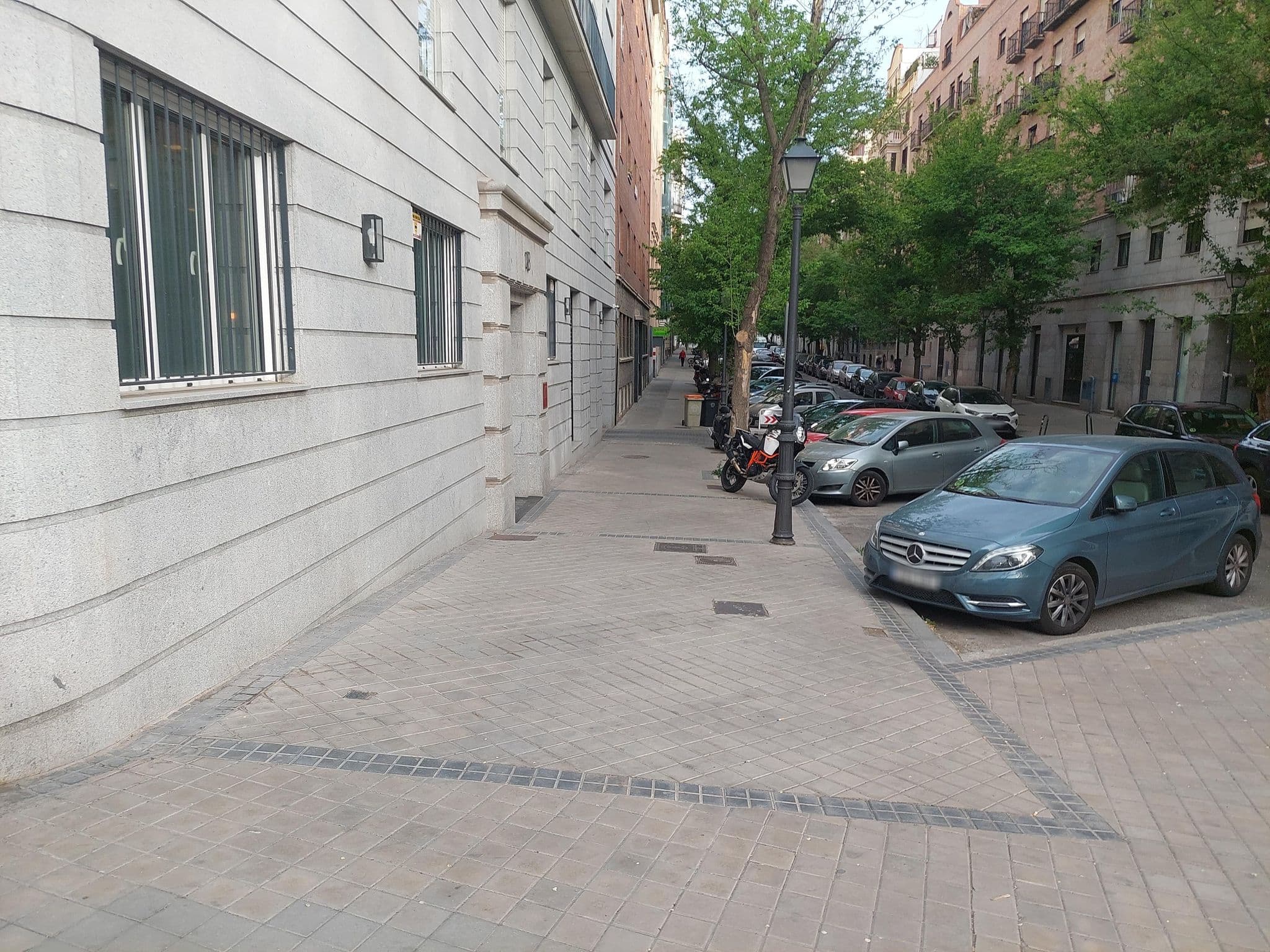 Street view near ApartaHotel Plaza España Skyline BeMate, Argüelles — © Albergarri788 (CC BY-SA · Mapillary)