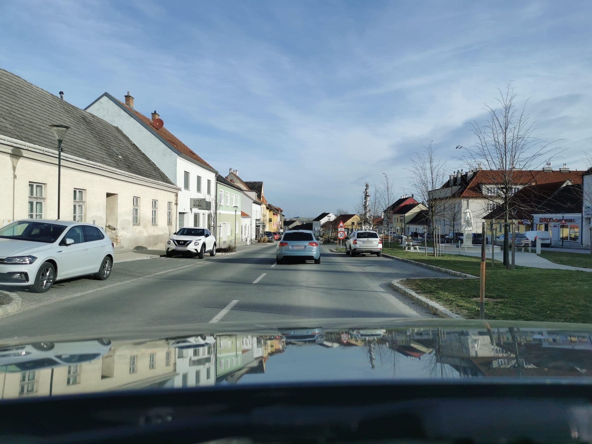 Street view near Ökologisches Gästehaus Luger, Ernstbrunn — © hlfan (CC BY-SA · Mapillary)